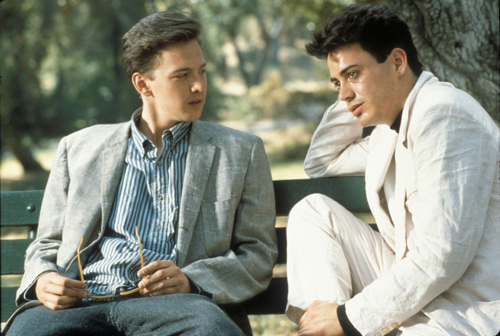 رابرت داونی جونیور و اندرو مک کارتی حین صحبت کردن در پارک در فیلم کمتر از صفر