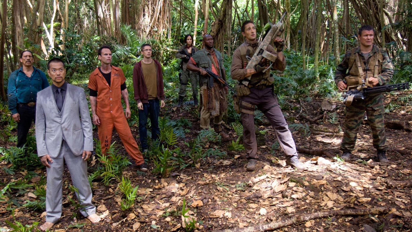 آدرین برودی و گروهی از دیگر بازیگران فیلم غارتگران در میان جنگل