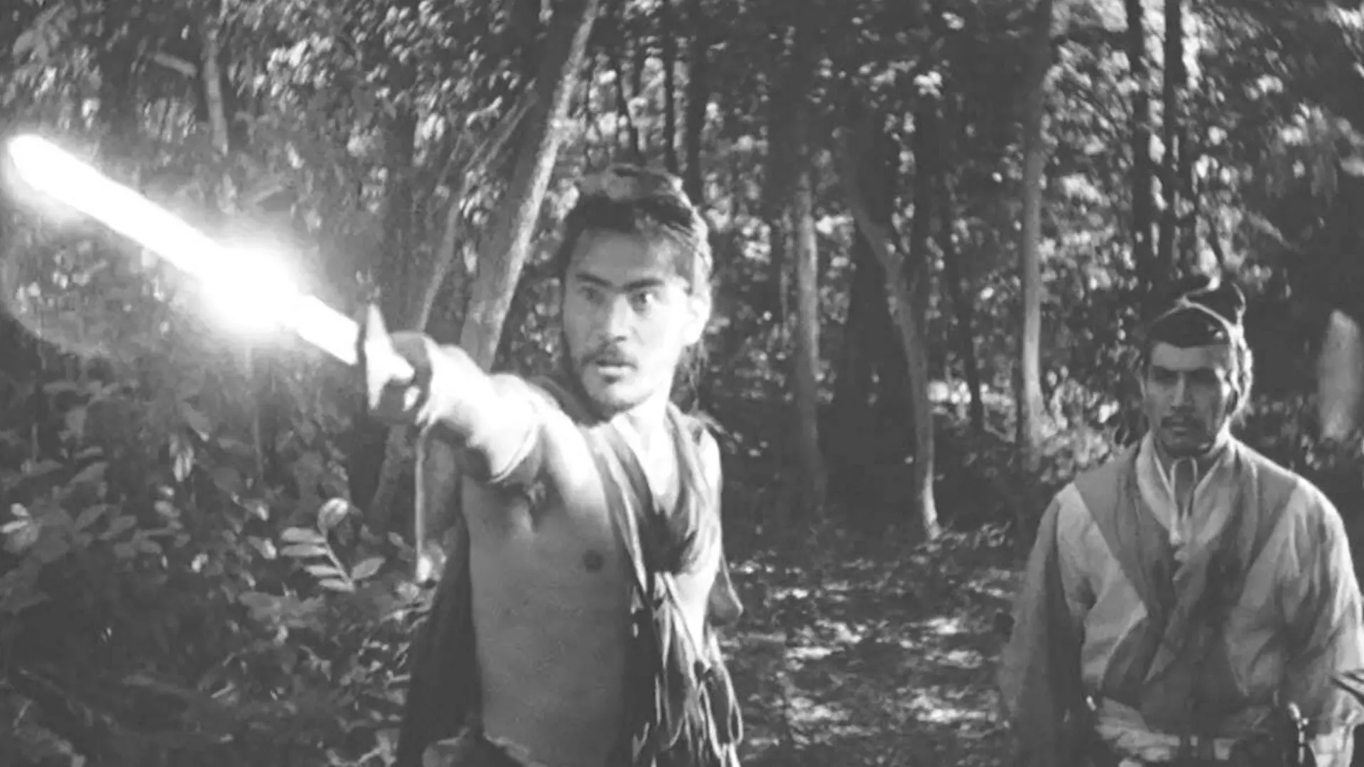 توشیرو میفونه در خال مبارزه در فیلم راشومون