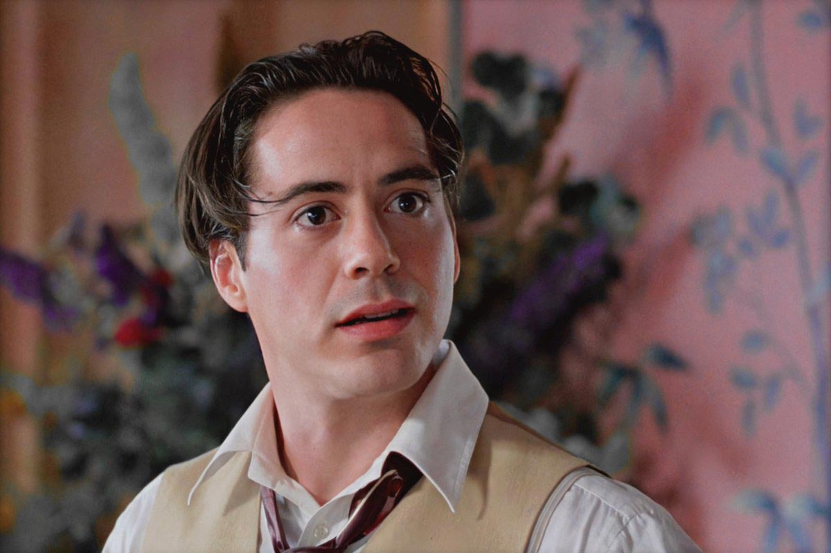 داونی جونیور با موهای تیره کوتاه و کراوات شل در نقش رد ریورز در فیلم ریچارد سوم