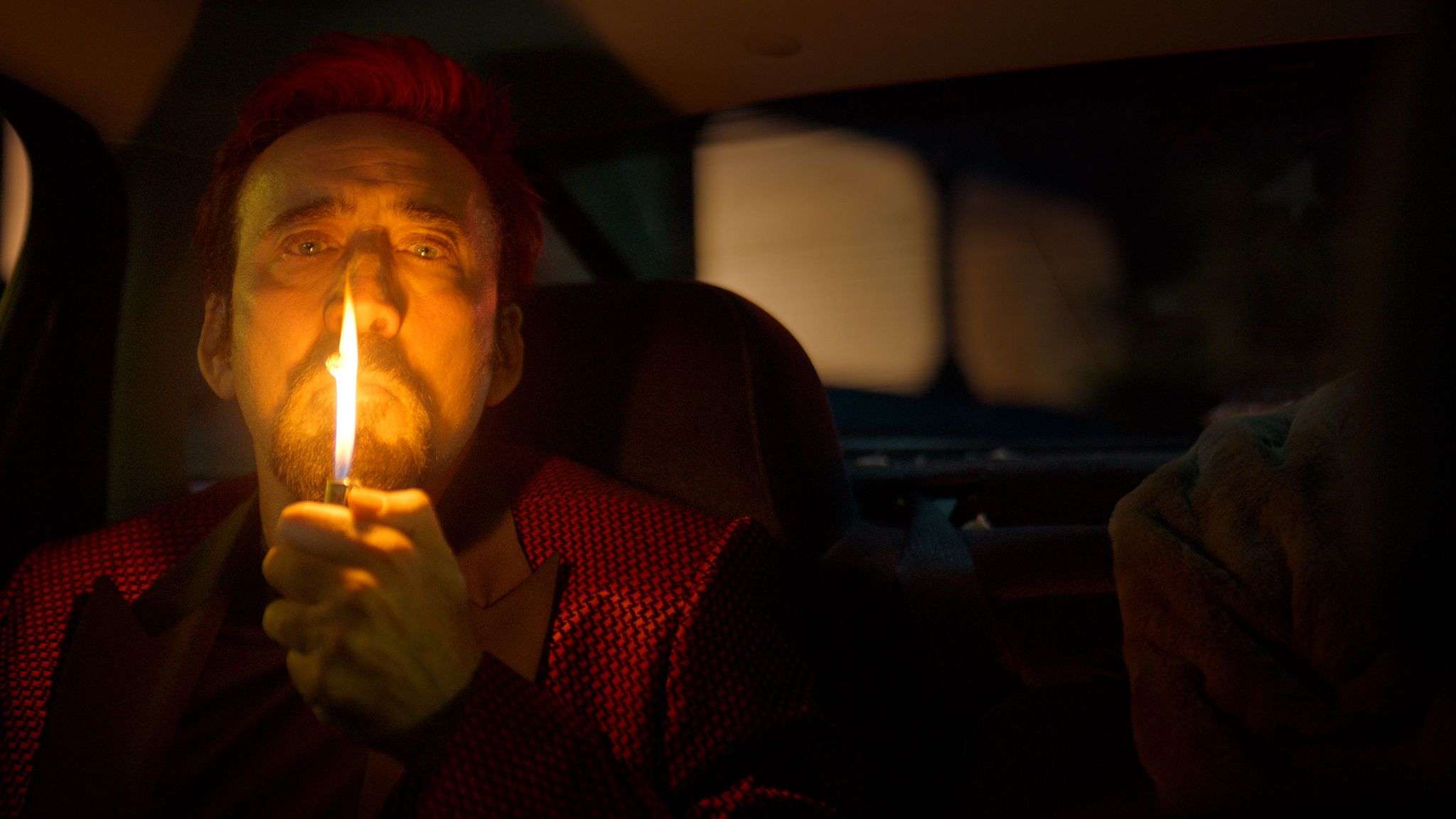 نیکلاس کیج در نقش مسافر در حال سیگار کشیدن در فیلم Sympathy for the Devil