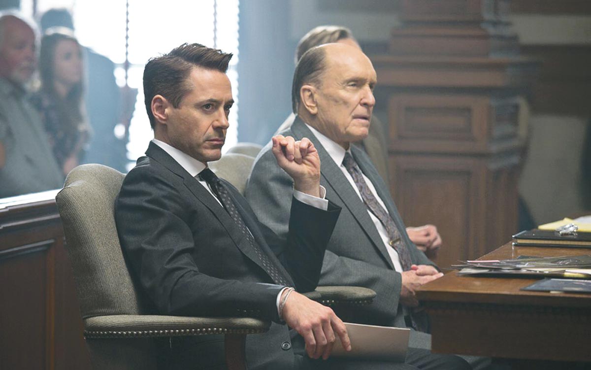 رابرت داونی جونیور در نقش وکیل نشسته در کنار رابرت دووال در نقش پدرش که قاضی است