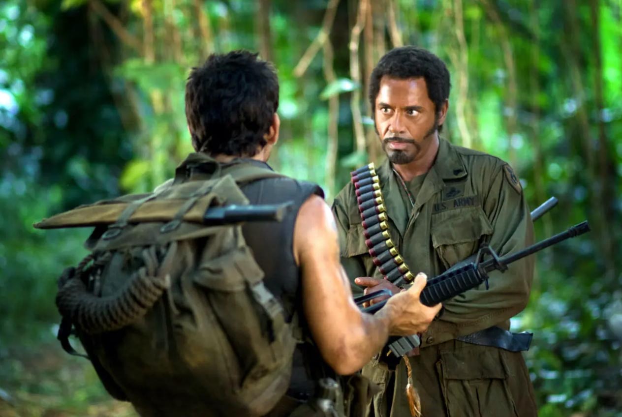 داونی جونیور در نقش شخصیت سیاه پوست لازاروس با اسلحه و خشاب گلوله