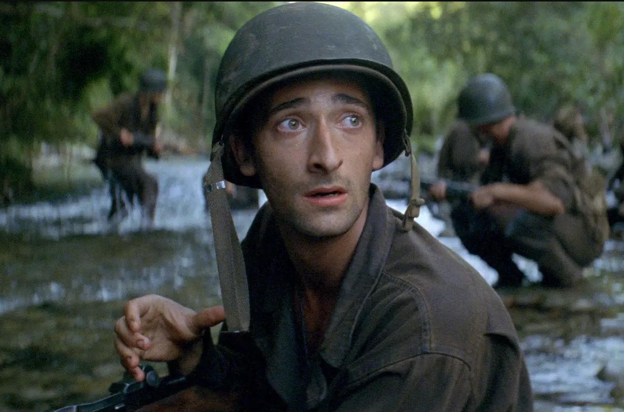آدرین برودی در لباس سربازی با کلاه در فیلم خط باریک سرخ