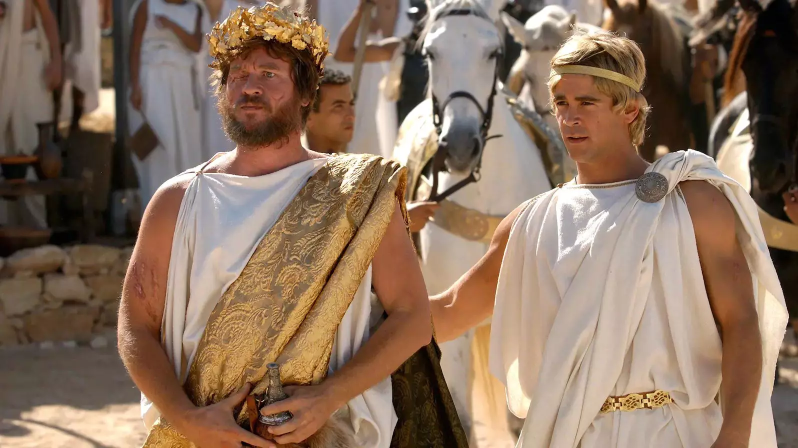 کالین فارل در نقش اسکندر مقدونی در کنار وال کیلمر در لباسهای یونان باستان و تاج برگ طلایی
