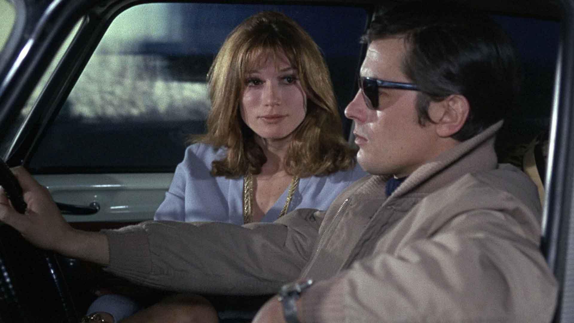 آلن دلون به همراه یک بازیگر زن در ماشین در فیلم Farewell, Friend