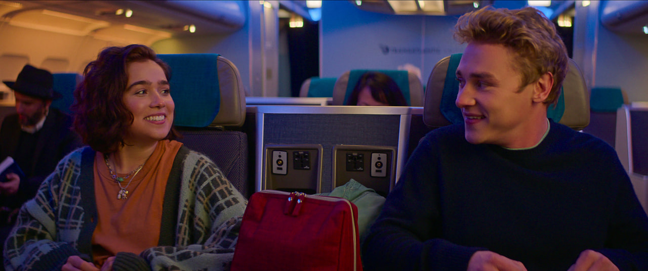 هدلی و الیور در هواپیما در فیلم Love at First Sight