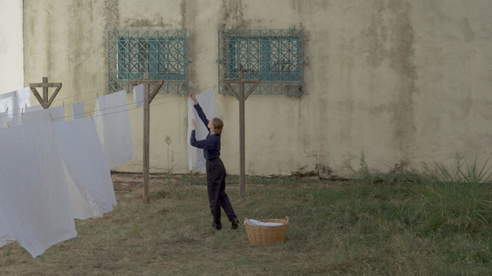 مامور زندان در حال پهن کردن لباس در فیلم موزیک