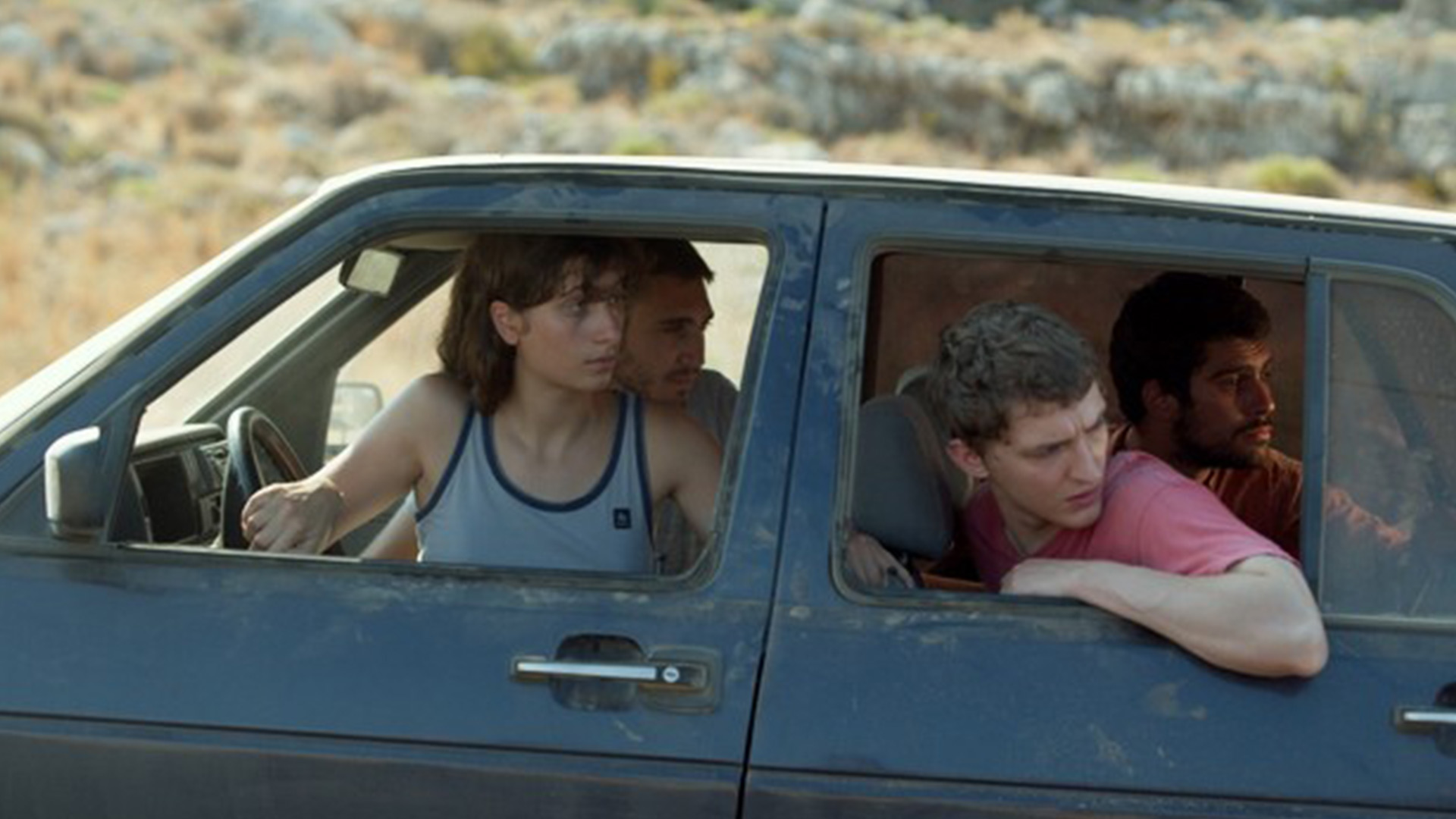 یون به همراه دوستانش در ماشین در فیلم موزیک