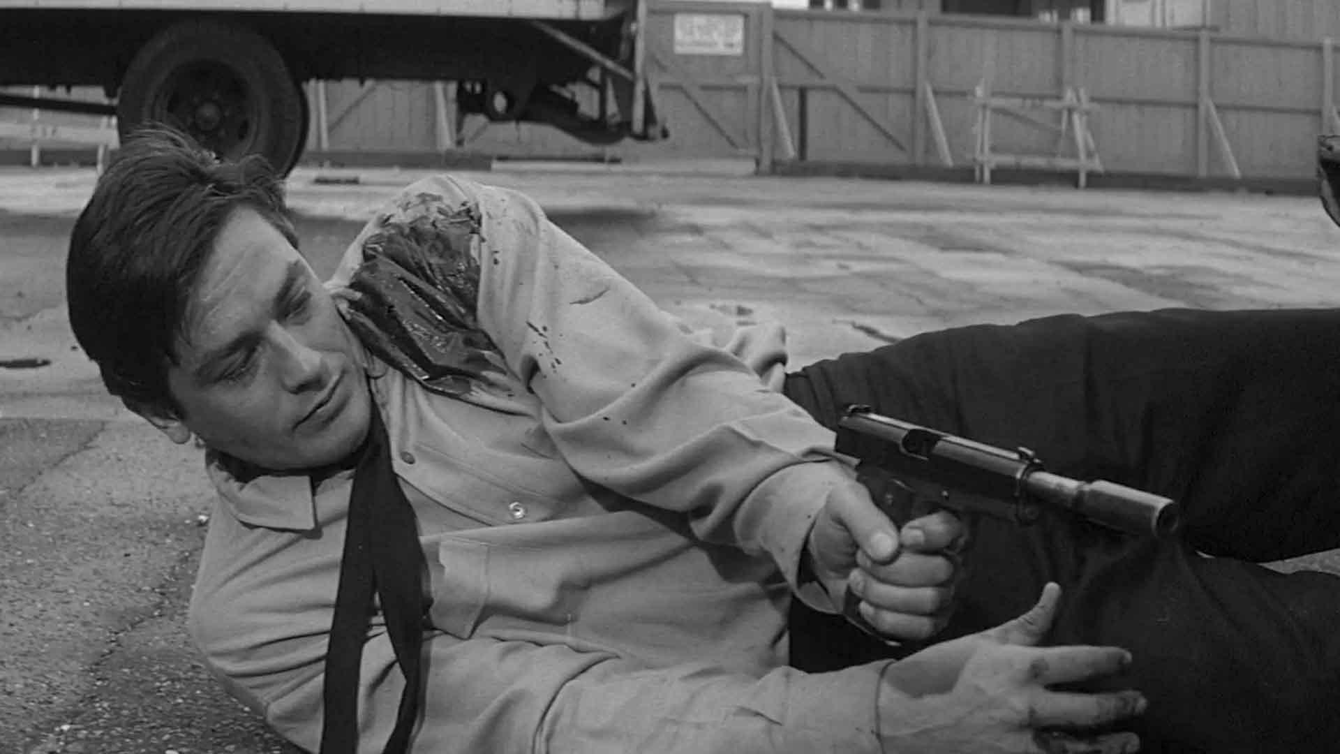 آلن دلون در فیلم Once a Thief با اسلحه شلیک می‌کند