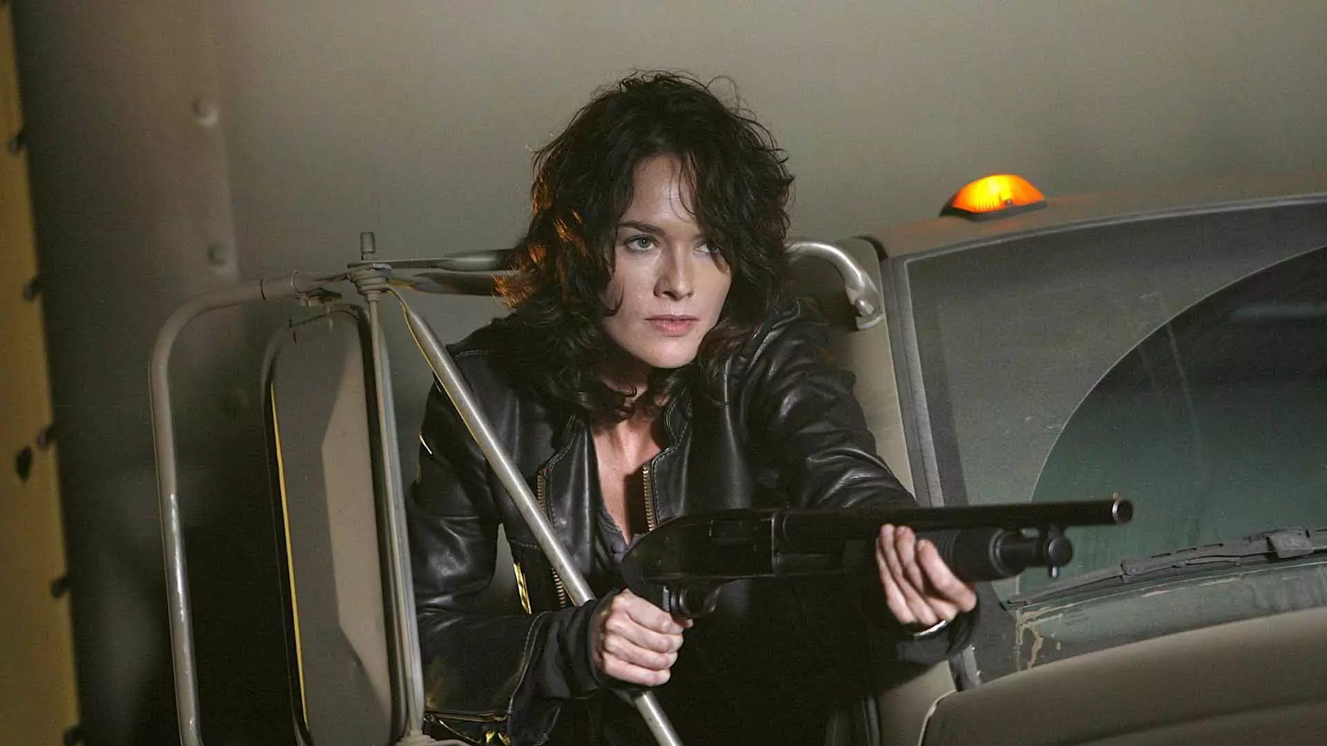 لینا هیدی در نقش سارا کانر در سریال Terminator: The Sarah Connor Chronicles