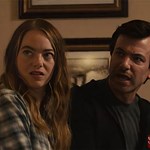 اما استون مقابل دوربین در اولین تیزر سریال The Curse 