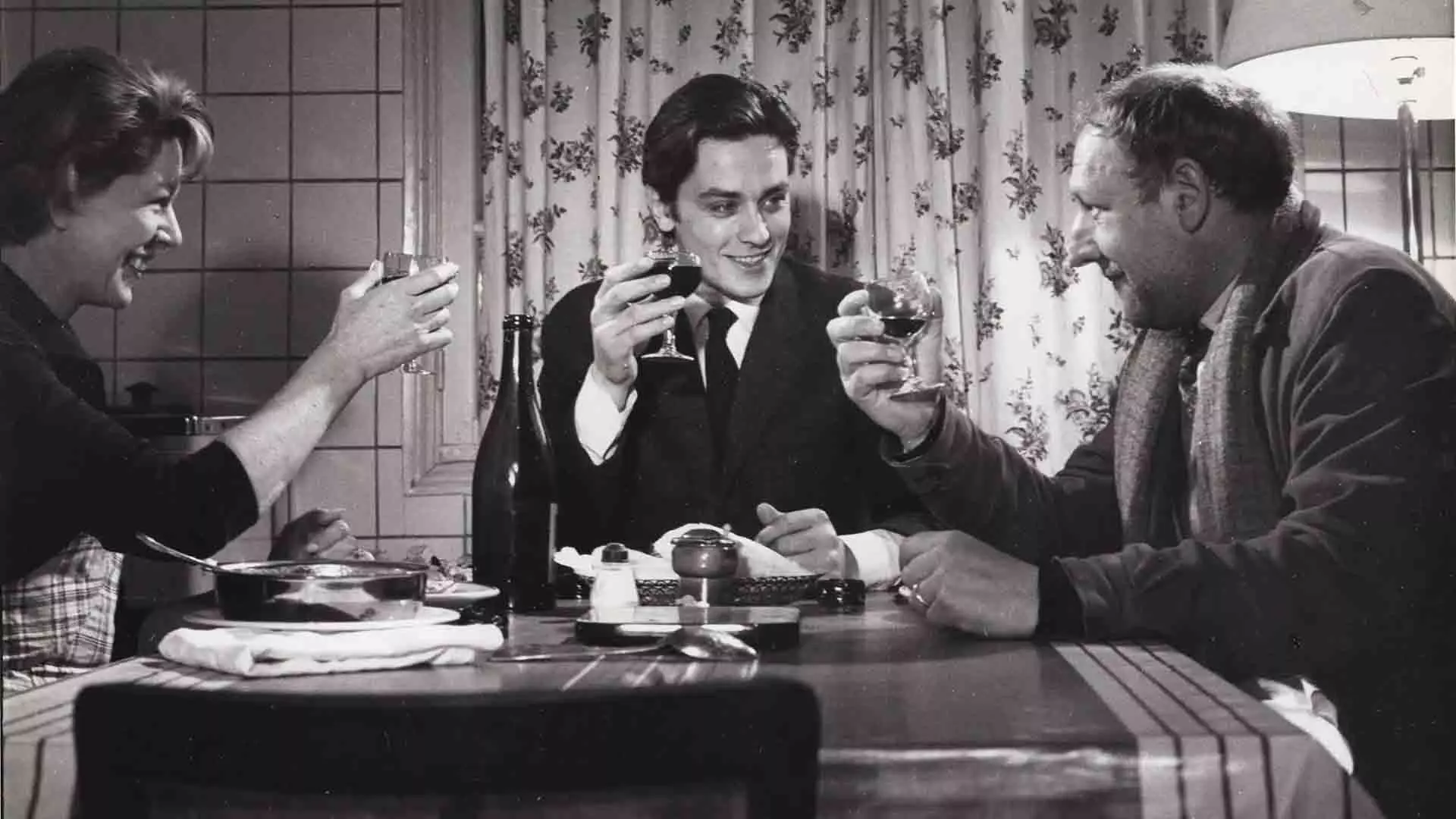 آلن دلون در حال خوردن نوشیدنی به همراه دو بازیگر دیگر در فیلم The Devil and the Ten Commandments