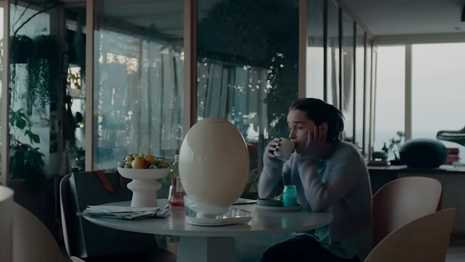 ریچل در حال نگاه کردن به تخم مرغ در فیلم نسل پاد