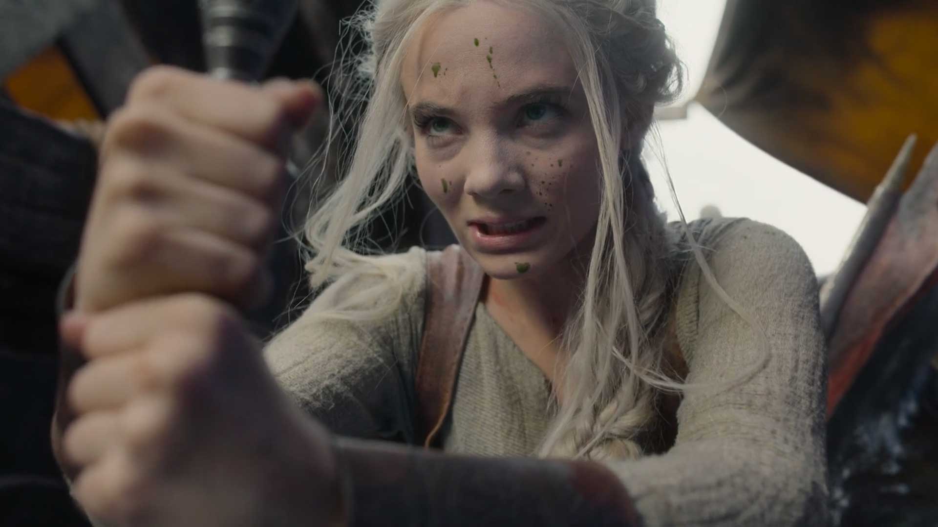 سیری در حال کشتن یک هیولا روی کشتی در فصل سوم سریال The Witcher، محصول شبکه آنلاین نتفلیکس
