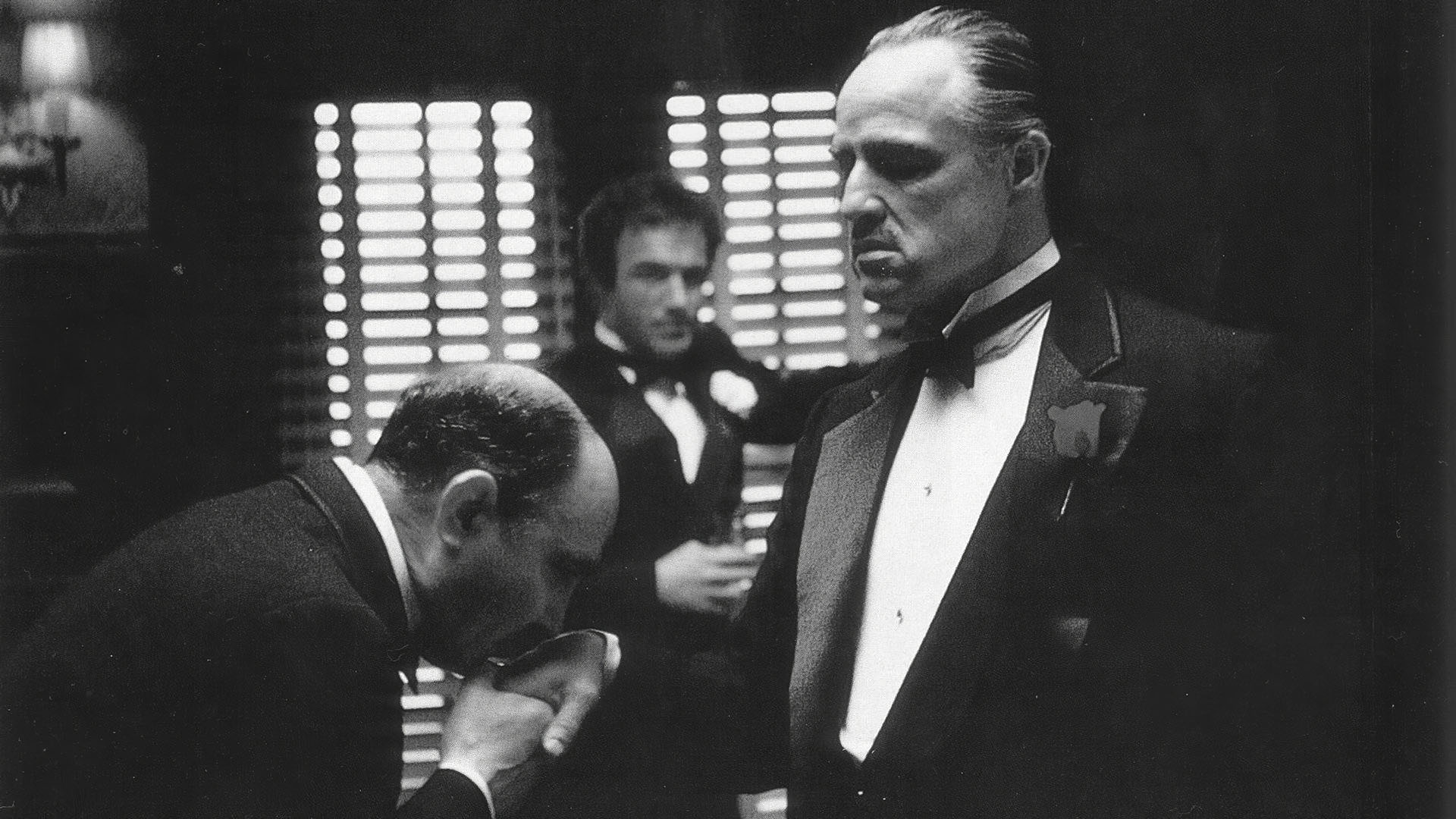مارلون براندو و جیمز کان در صحنهٔ ابتدایی فیلم The Godfather