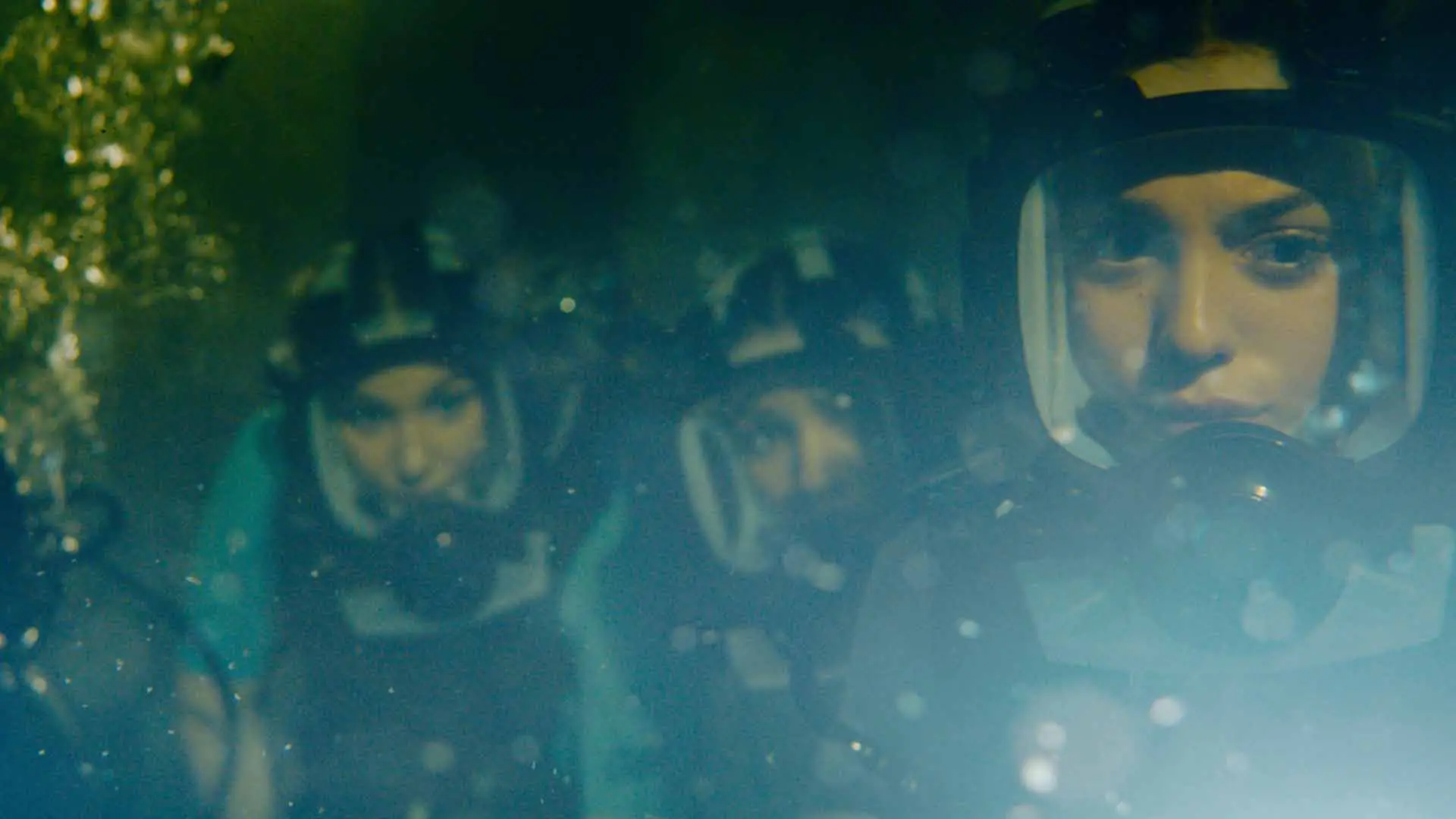 چند شخصیت زن با لباس غواصی در فیلم 47 Meters Down در آب هستند