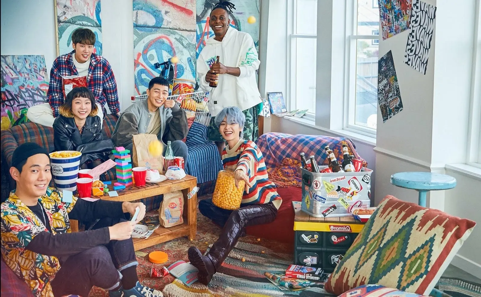 گروهی دختر و پسر جوان در اتاقی شلوغ و رنگارنگ در سریال کلاس ایته وون