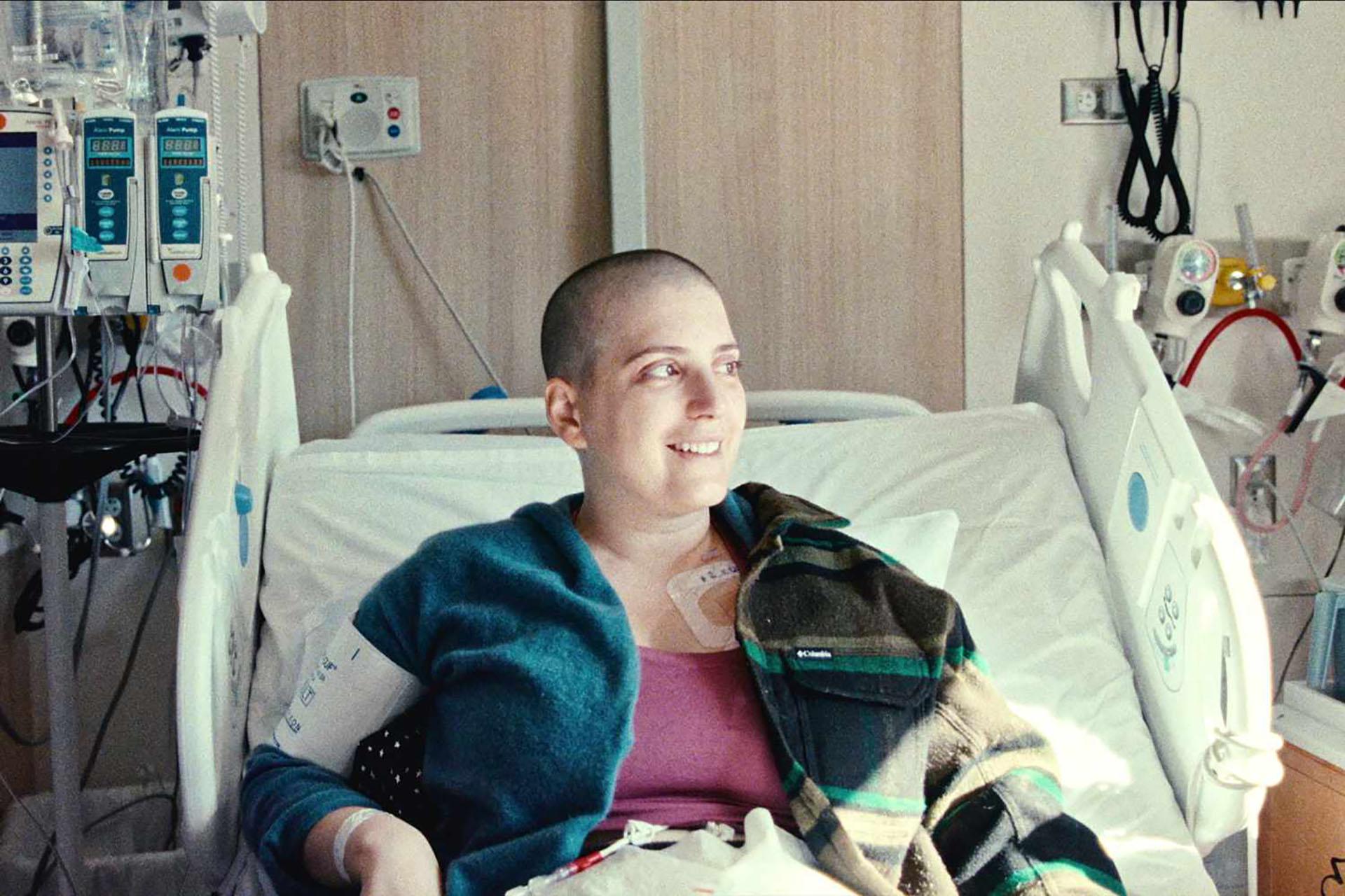 همسر ژان باپتیست روی تخت بیمارستان در مستند سمفونی آمریکایی