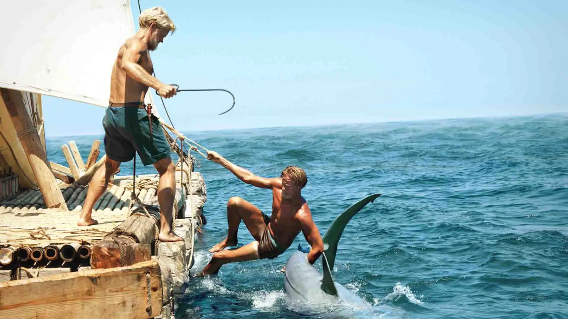 مردی در حال افتادن در آب و کوسه‌ی گشنه در فیلم Kon-Tiki