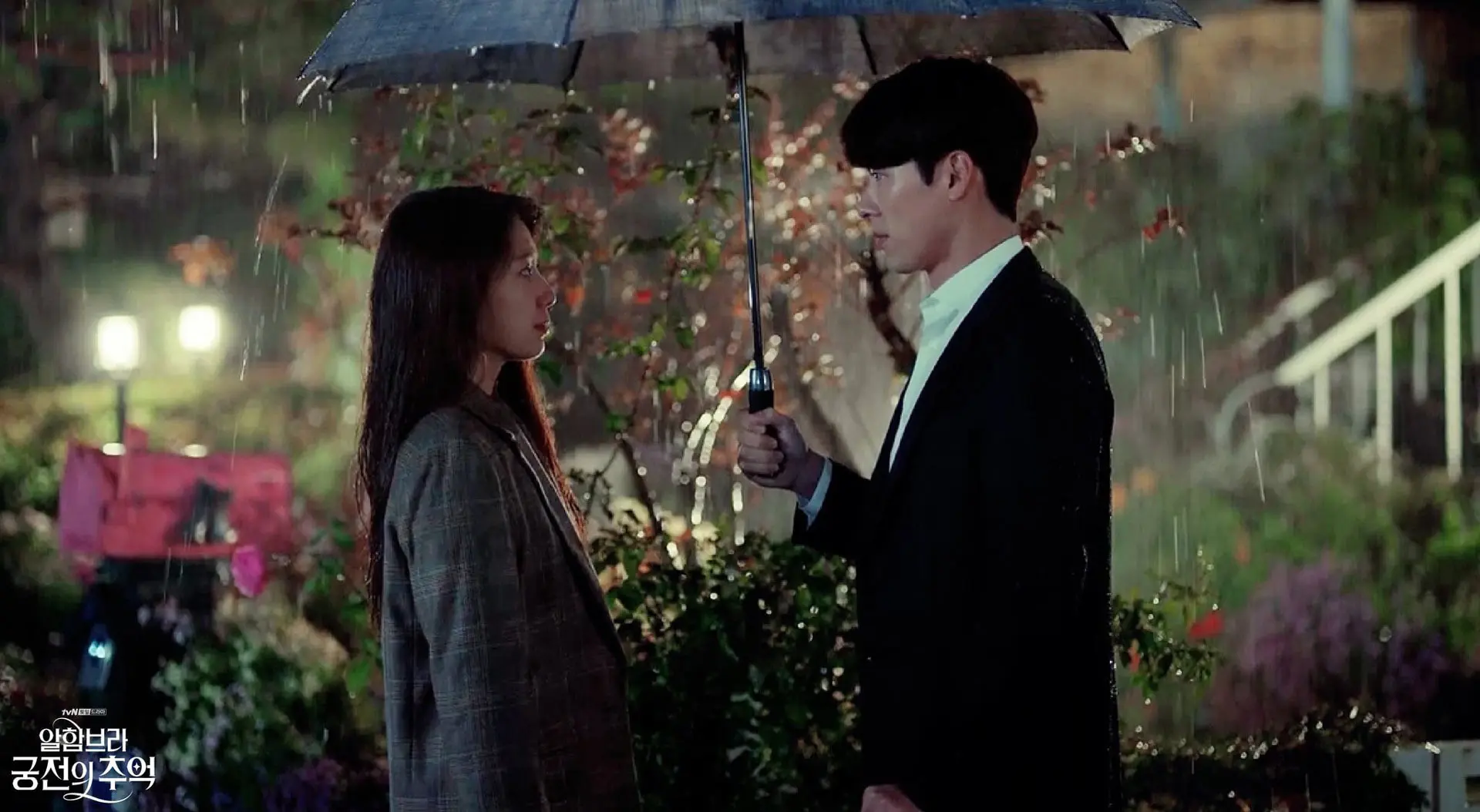 یک زن و مرد زیر چتر زیر باران در خاطرات الحمرا