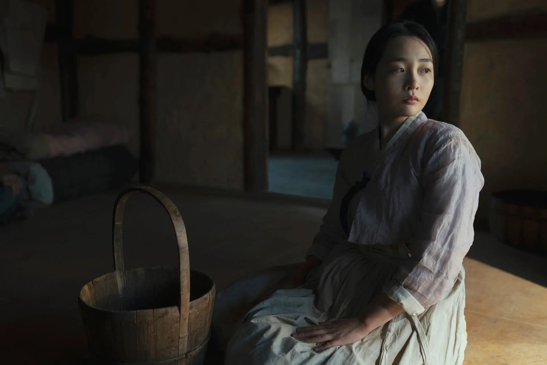 زن جوان در لباس زنان قدیمی کره در سریال پاچینکو