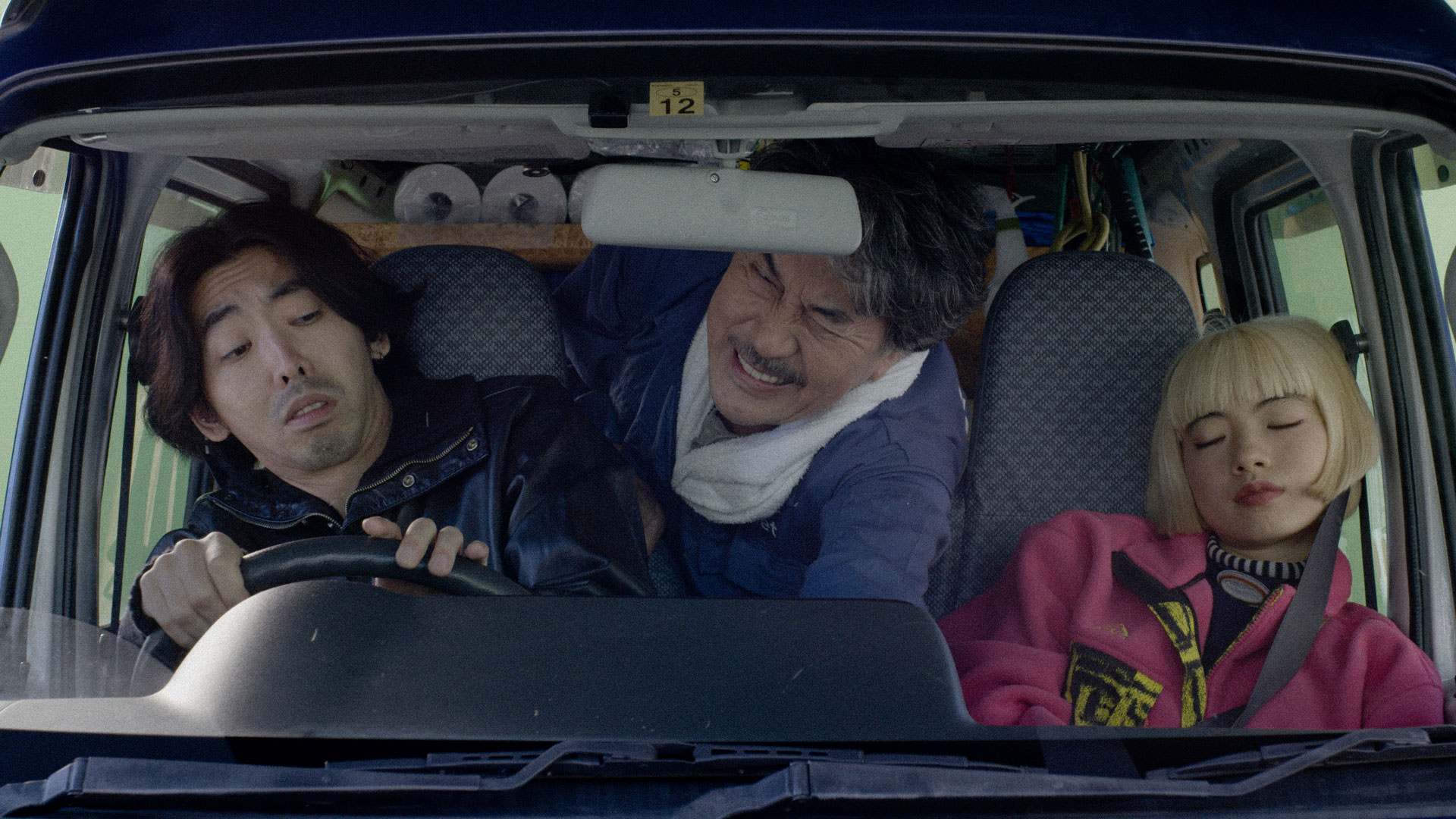 کوجی یاکوشو، آئویی یامادا و توکیو ایموتو نشسته داخل یک ون کوچک در نمایی از فیلم روزهای عالی به کارگردانی ویم وندرس