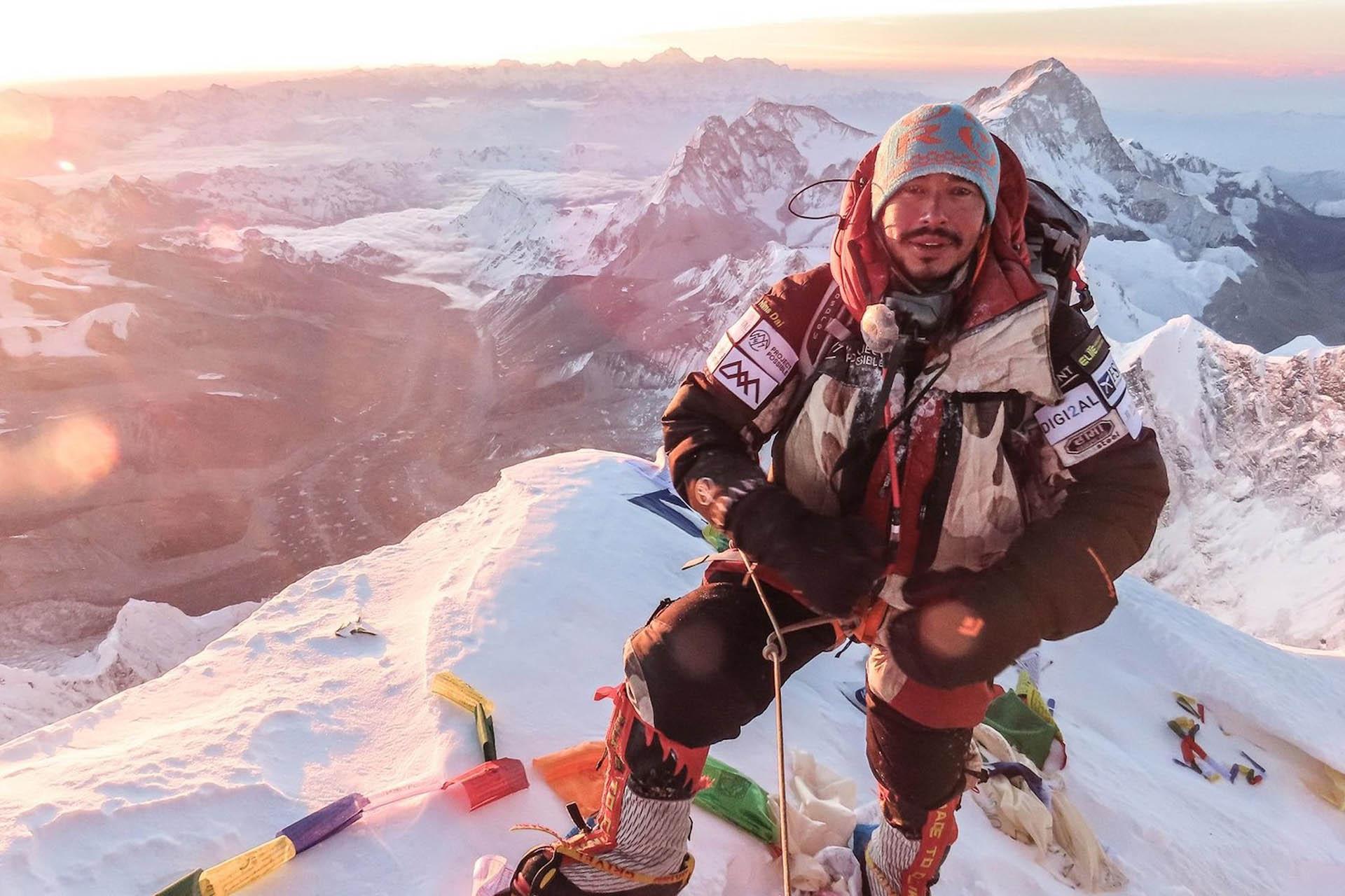 Nirmal Purja در بالای قله در مستند 14 Peaks: Nothing Is Impossible