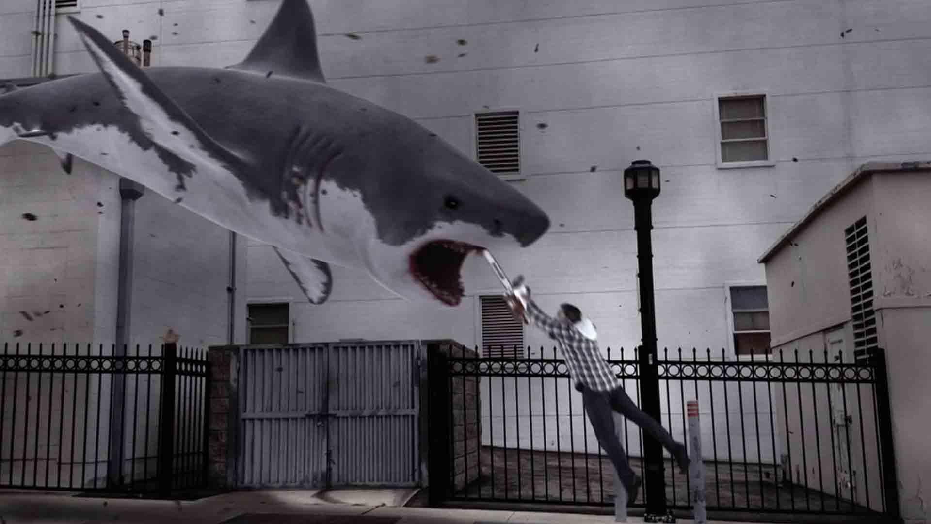 مردی در فیلم Sharknado با اره برقی به کوسه حمله کرده است