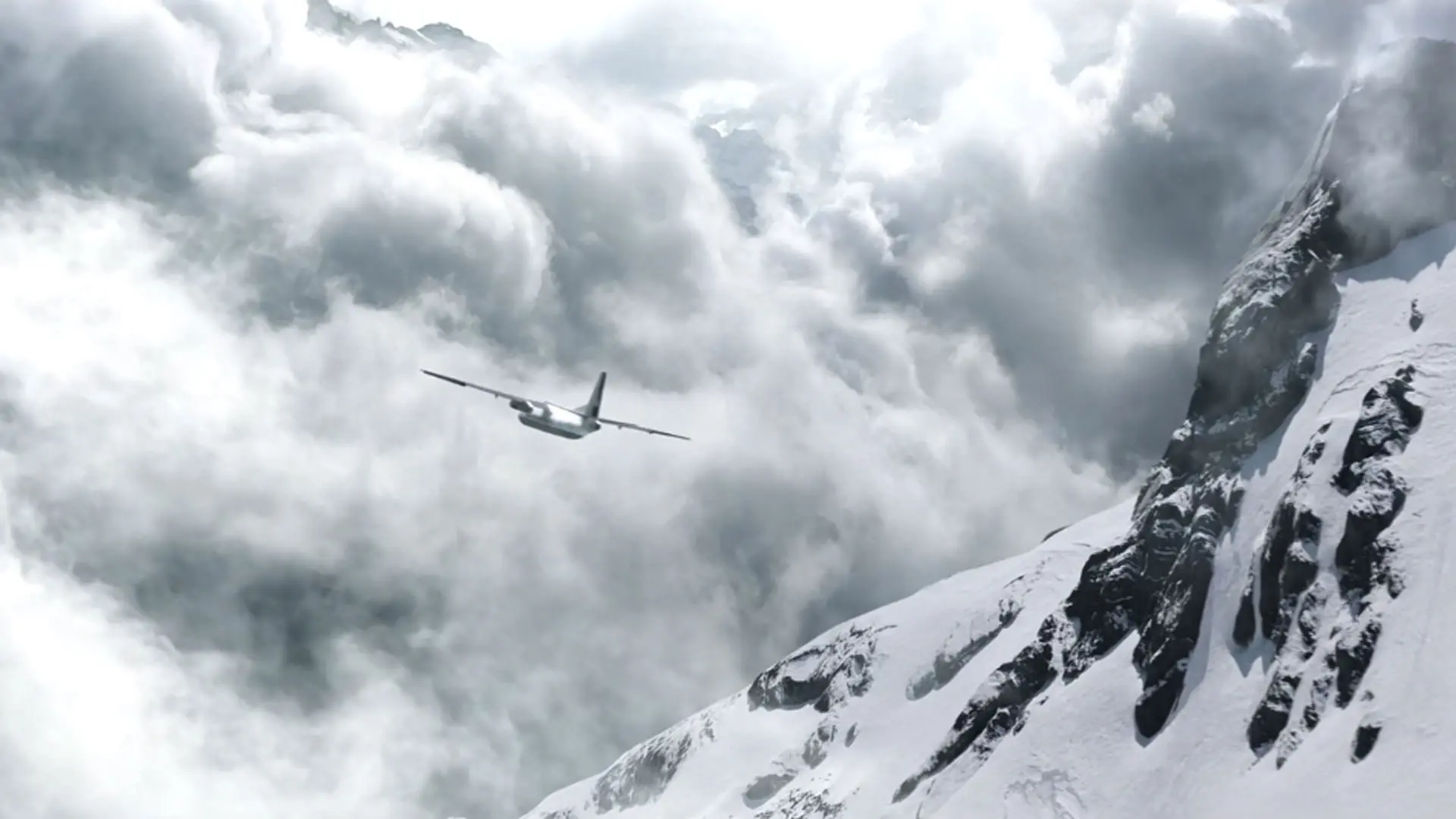 هواپیمایی در میان ابرها از کنار کوهی برفی می‌گذرد در نمایی از فیلم انجمن برف به کارگردانی جی ای بایونا
