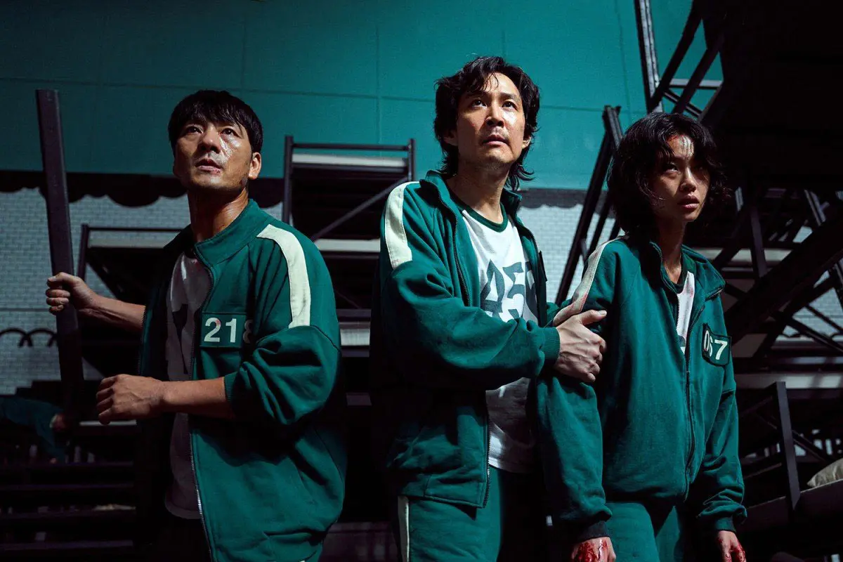 سه شخصیت اصلی سریال بازی مرکب در لباسهای ورزشی سبزرنگ