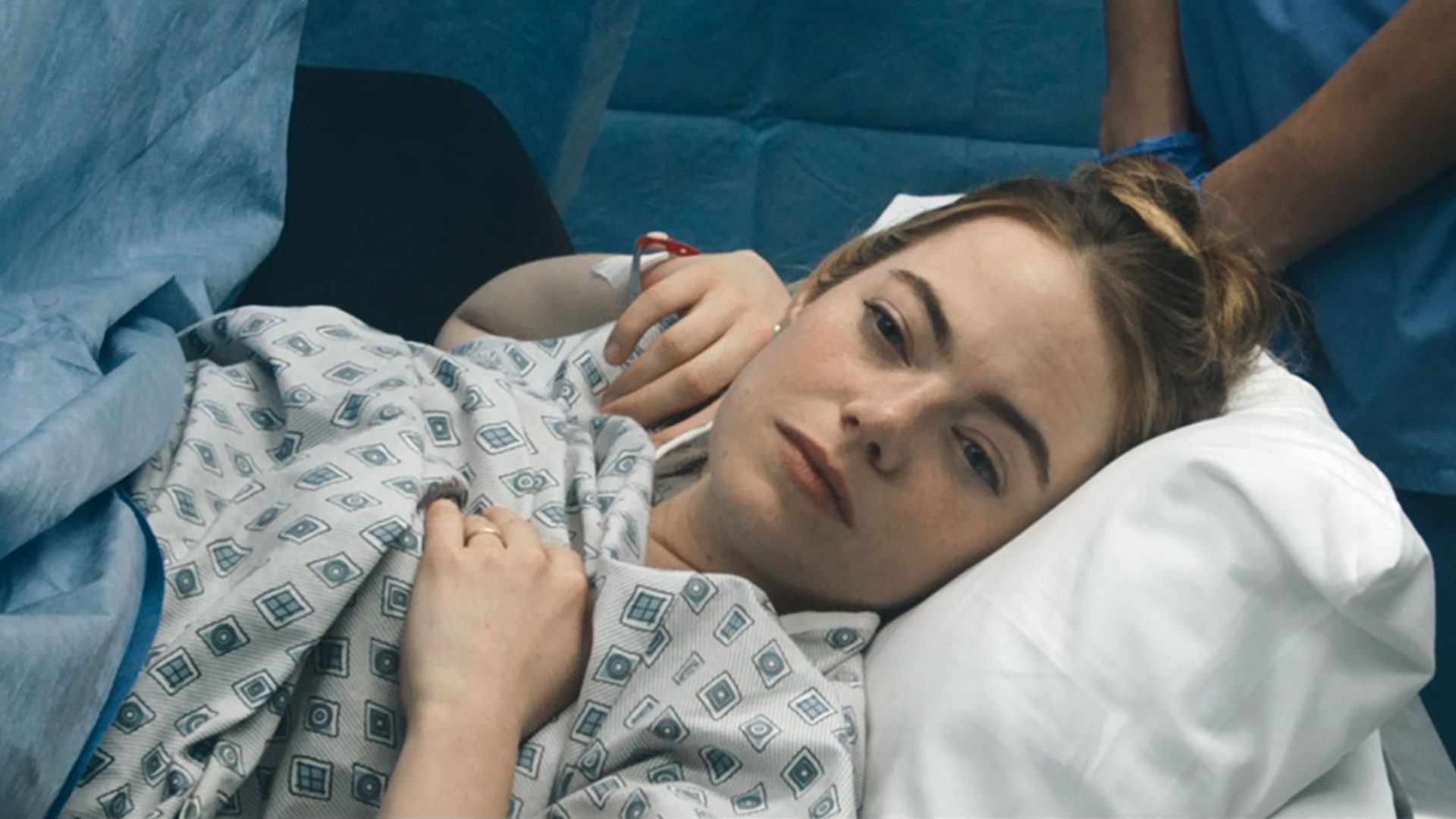 اما استون روی تخت بیمارستان خوابیده است در نمایی از سریال نفرین به کارگردانی نیتن فیلدر