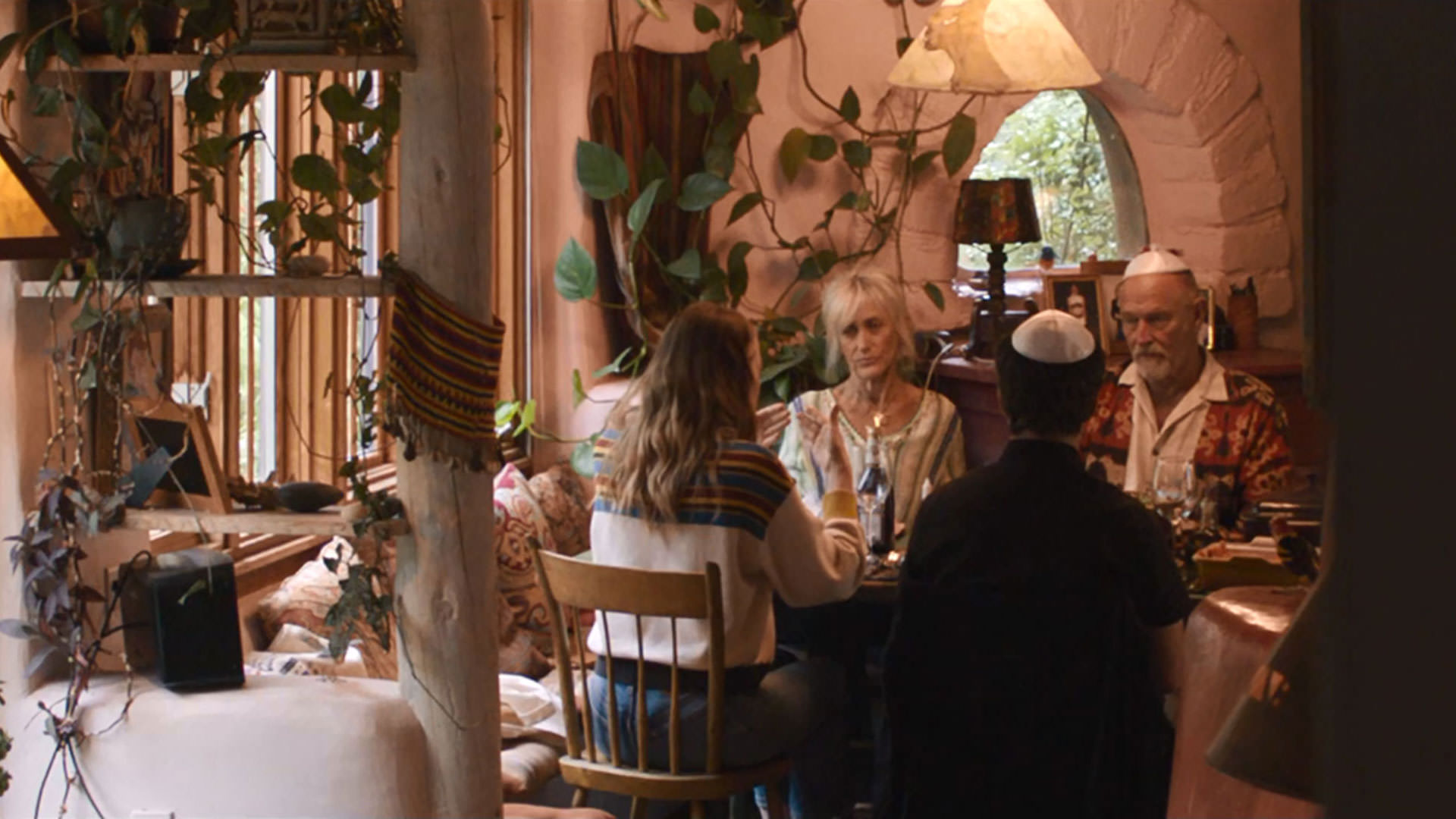 یک خانواده کنار هم غذا می‌خورند در نمایی از سریال نفرین به کارگردانی نیتن فیلدر