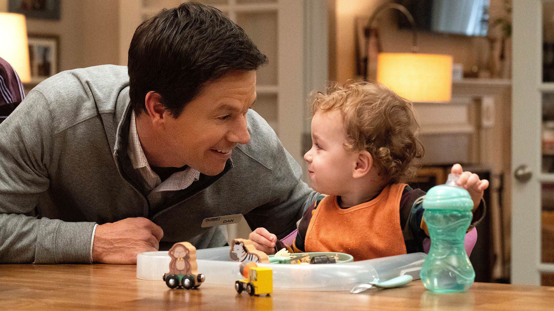 مارک والبرگ در حال بازی کردن با پسر کوچکش در فیلم The Family Plan