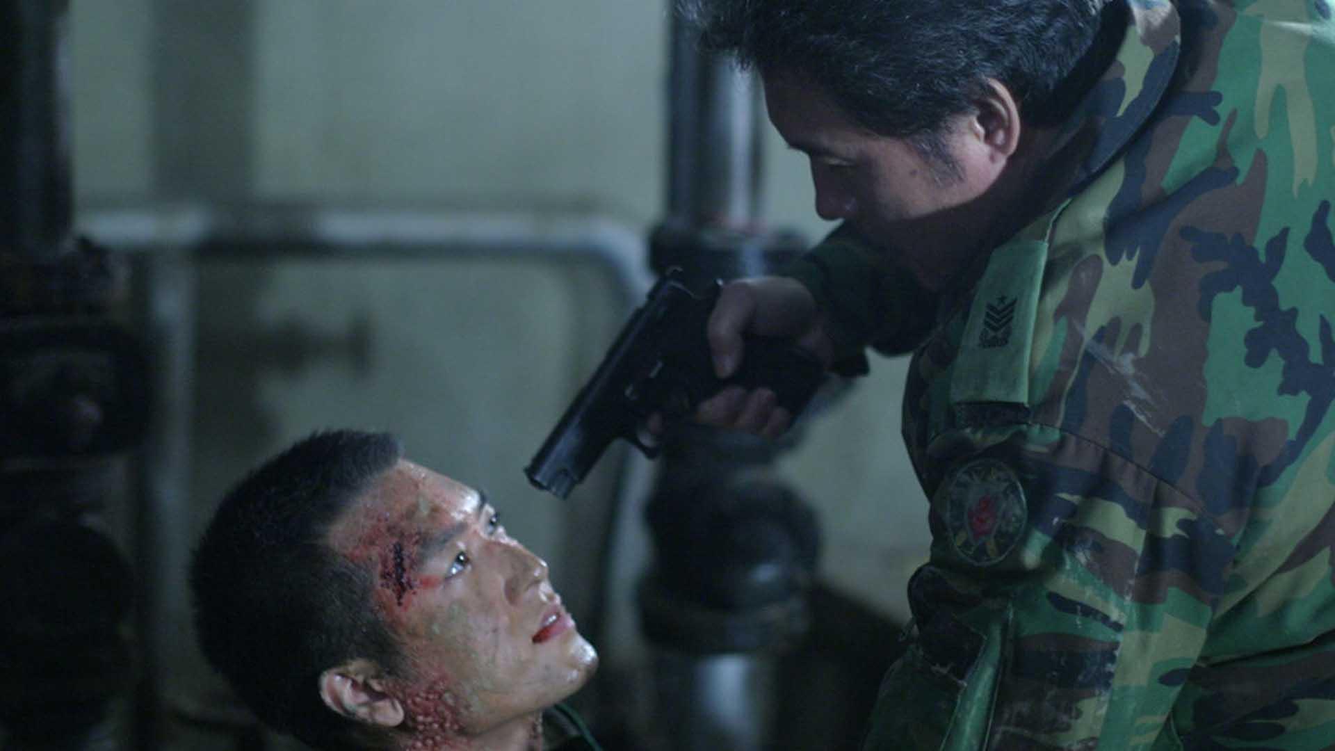 سرهنگی در فیلم The Guard Post روی سرباز مریضی اسلحه گرفته است