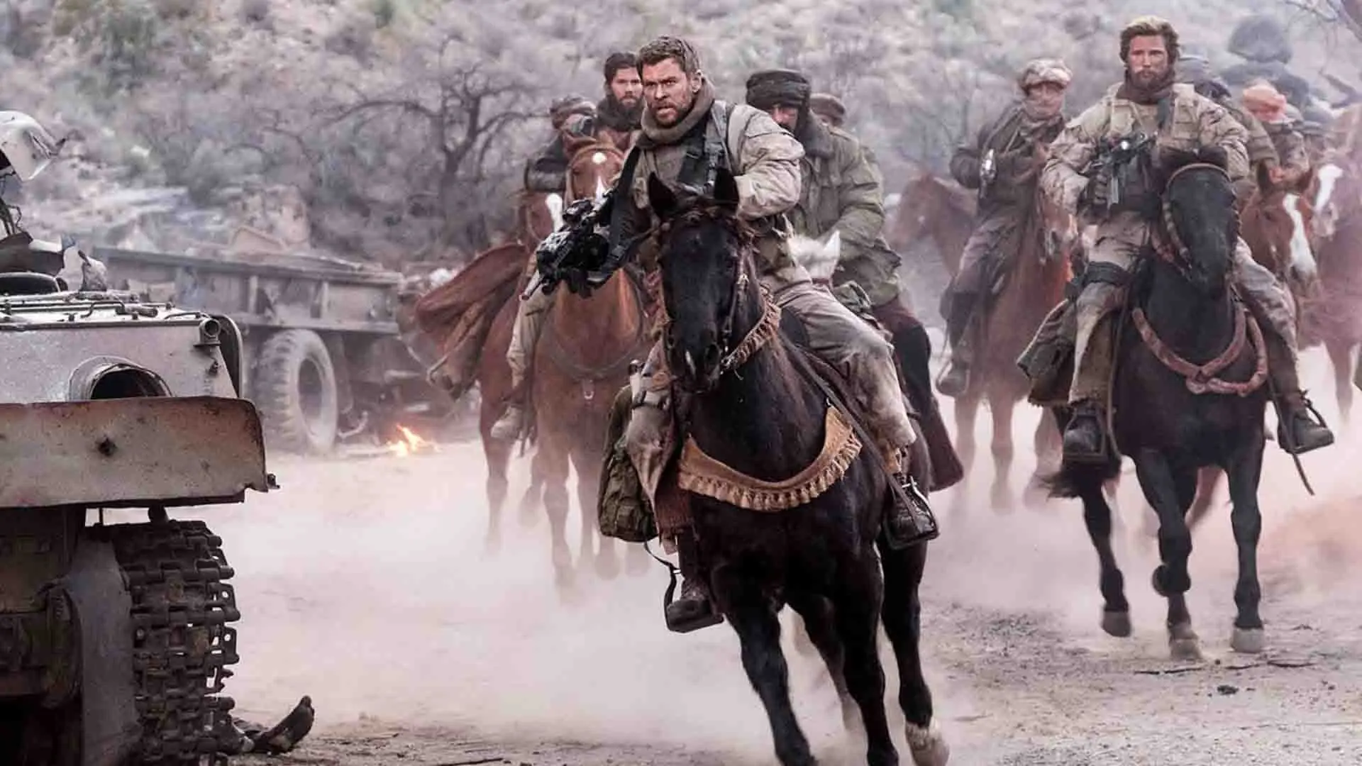 کریس همسورث به همراه دیگر سربازان روی اسب در فیلم 12 Strong