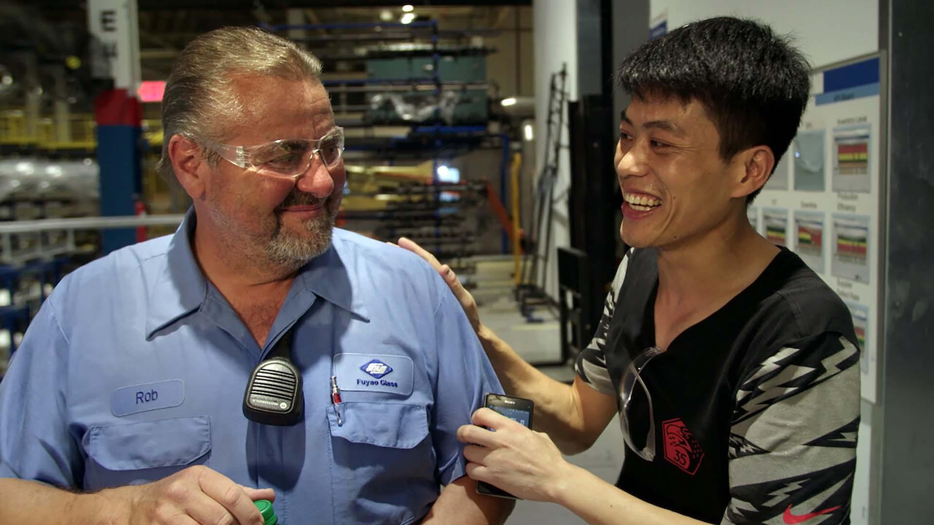 کارگر آمریکایی و کارگر چینی در کنار هم در مستند American Factory