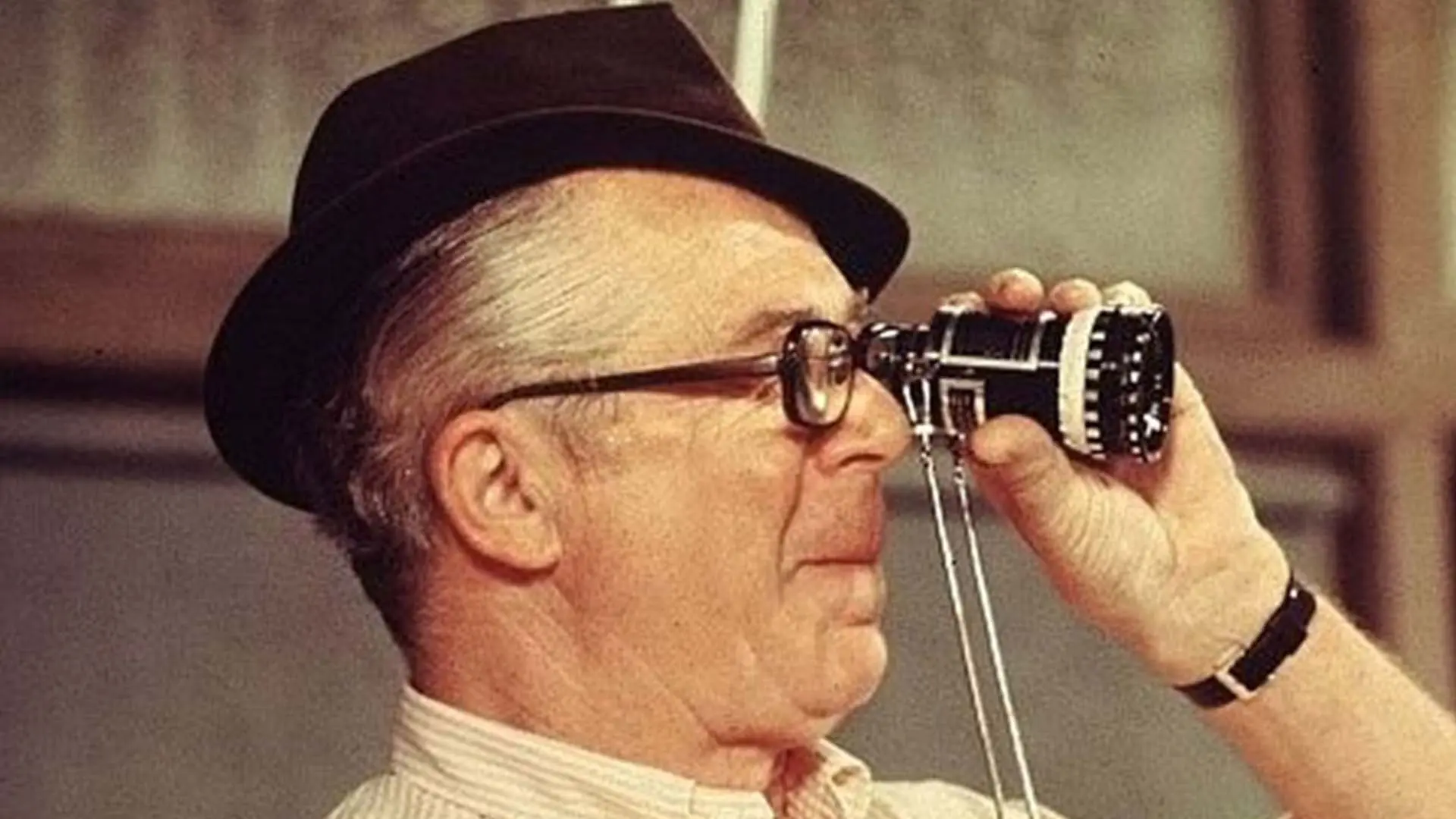بیلی وایلدر با عینک در حال نگاه کردن از درون لنز