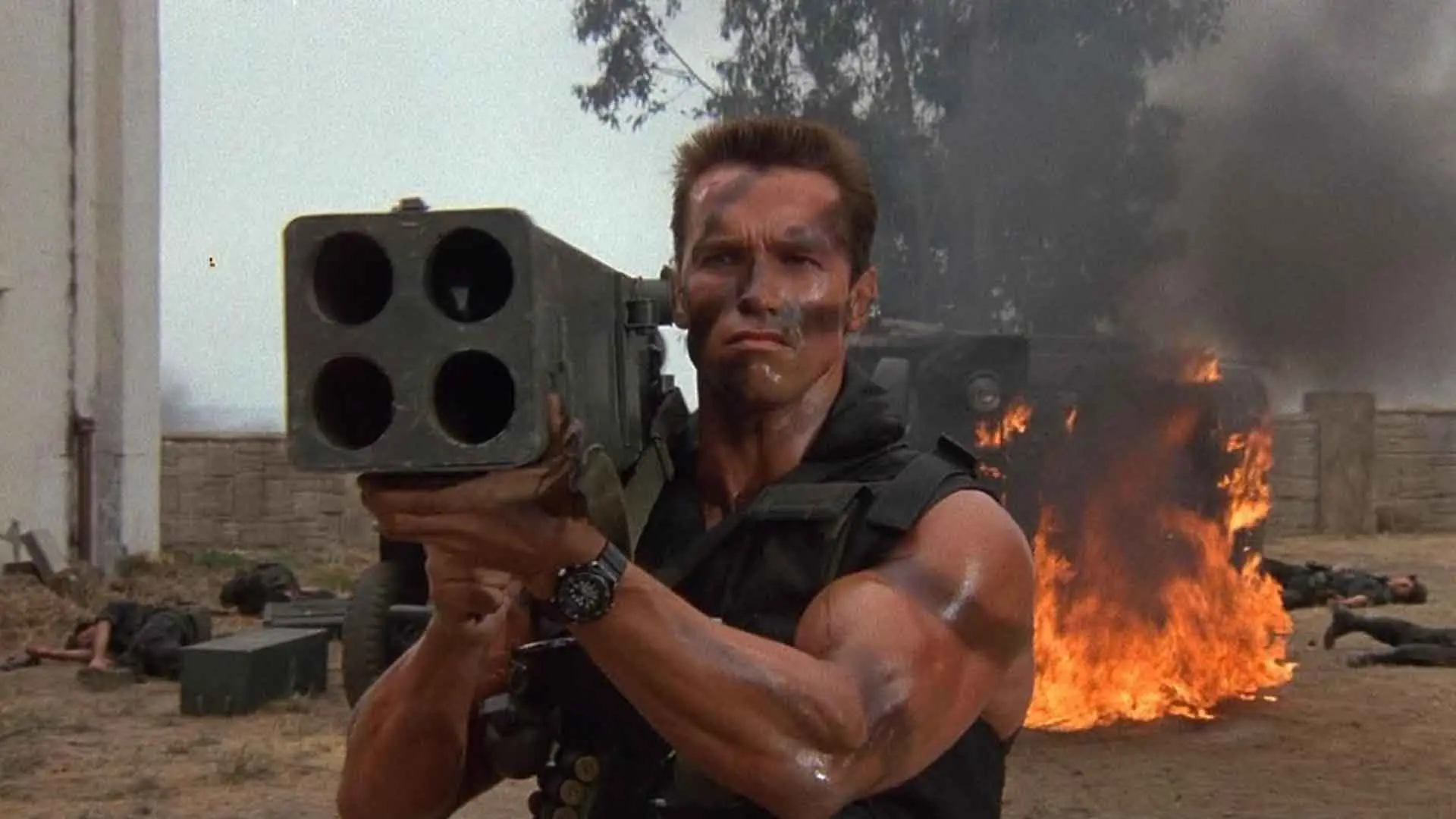 آرنولد شوارتزنگر به همراه یک اسلحه بزرگ در فیلم Commando