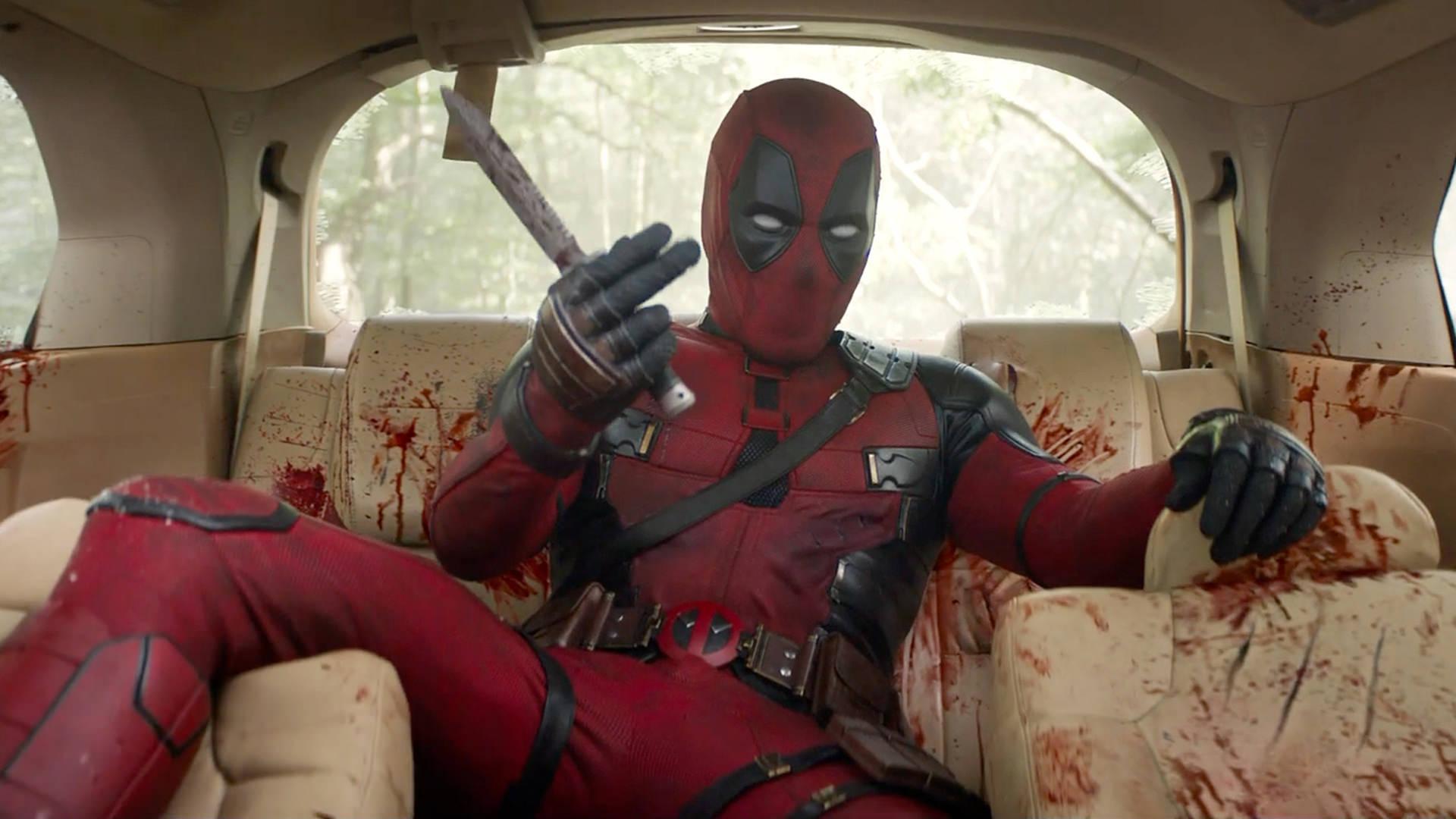 ددپول با چاقو خونی در داخل ماشین در فیلم Deadpool and Wolverine
