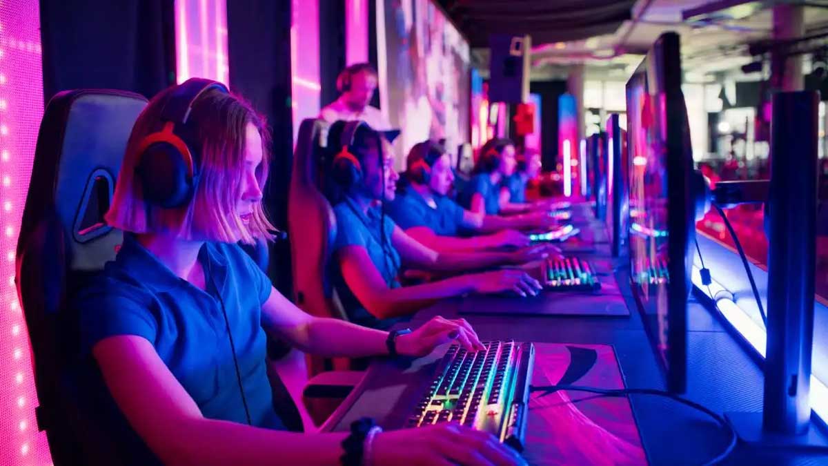 بسیاری از بازیکنان زن در مسابقات بازی های ویدئویی الکترونیکی در مقابل صفحه نمایش