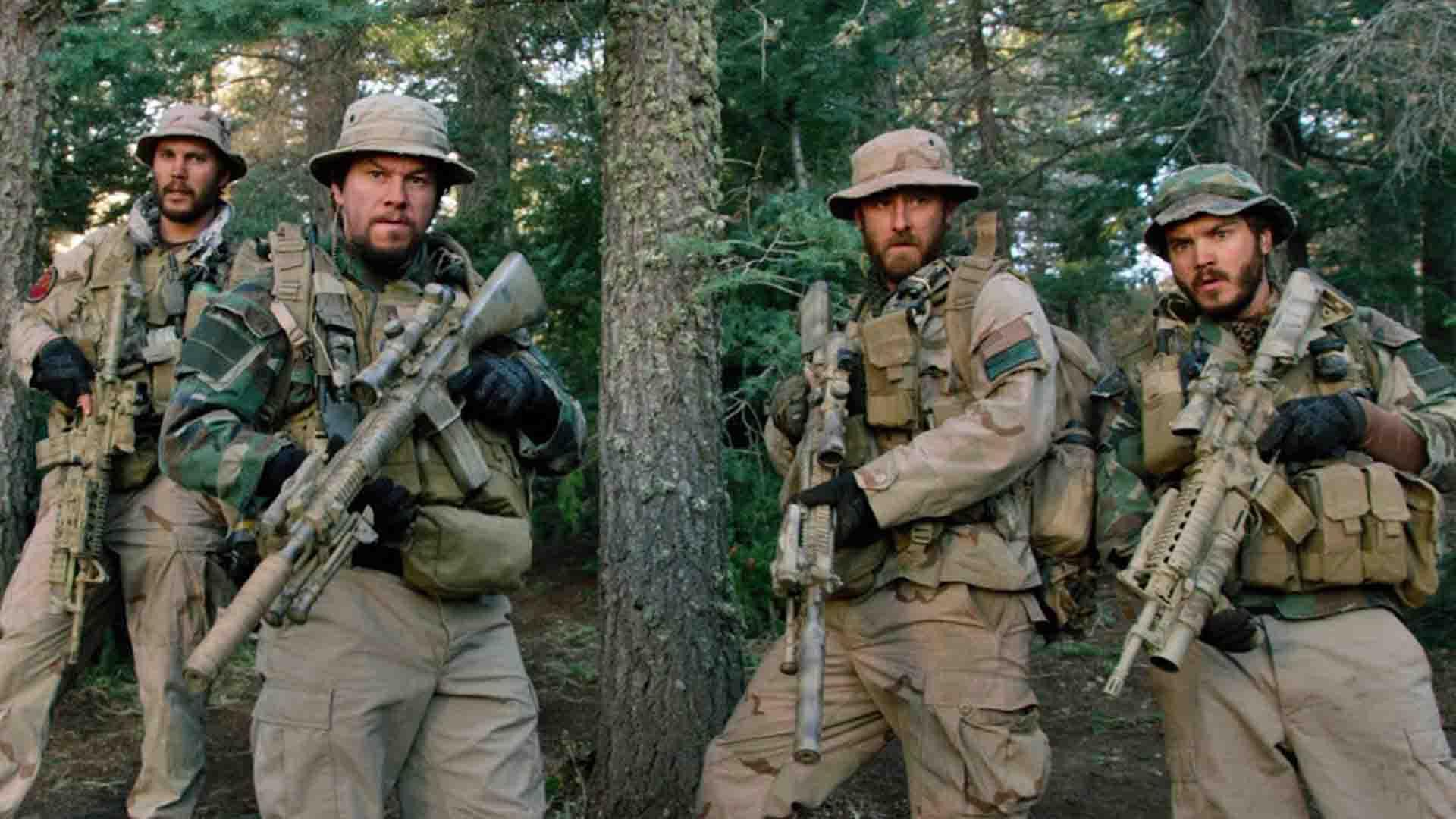 مارک والبرگ به همراه دیگر سربازان در فیلم Lone Survivor