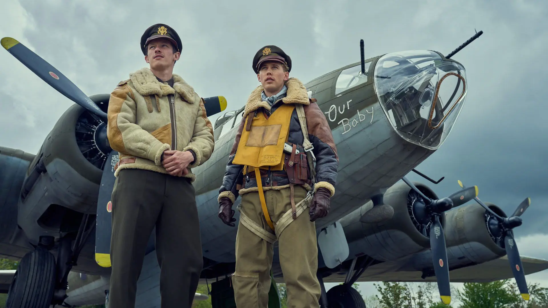 آستین باتلر در نقش باک و کولوم ترنر در نقش باکی در برابر بمب افکن B-17 در Masters of the Air