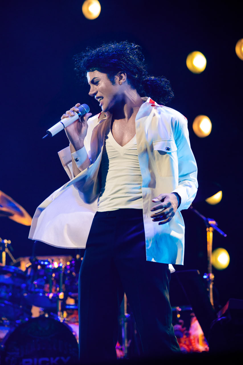 جعفر جکسون در نقش مایکل جکسون در حال اجرای آهنگ در تور در فیلم Michael