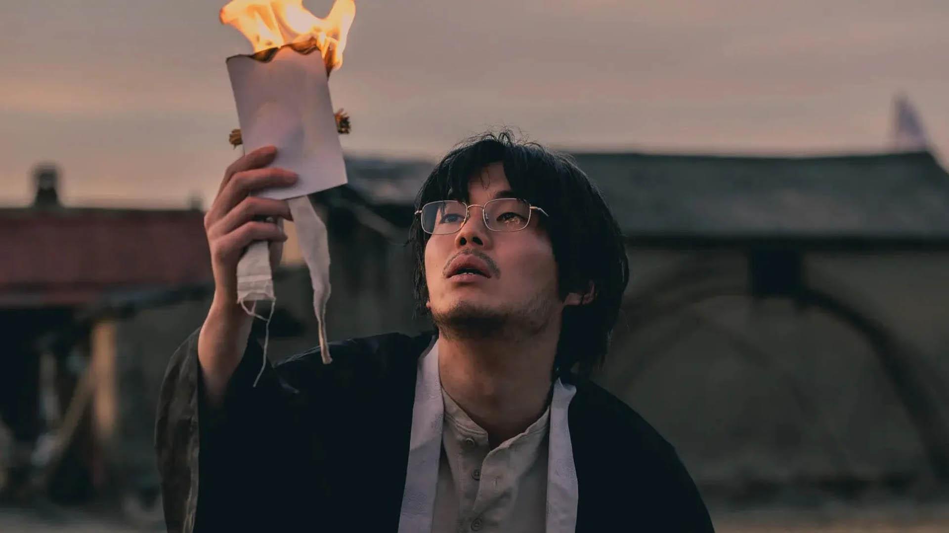 کیم یونگ هو در فیلم The Bequeathed کاغذ می سوزاند