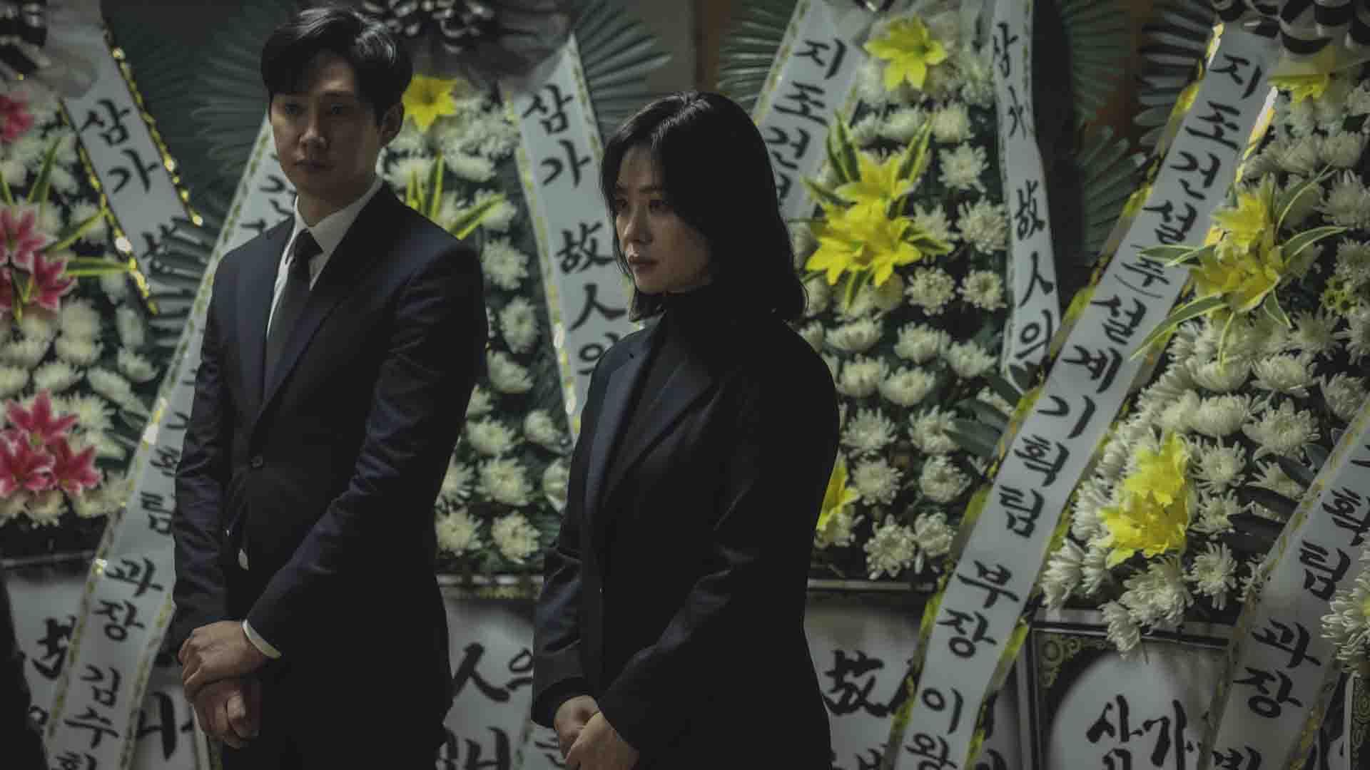 یون سوها با همسرش در مراسم تدفین در The Bequeathed