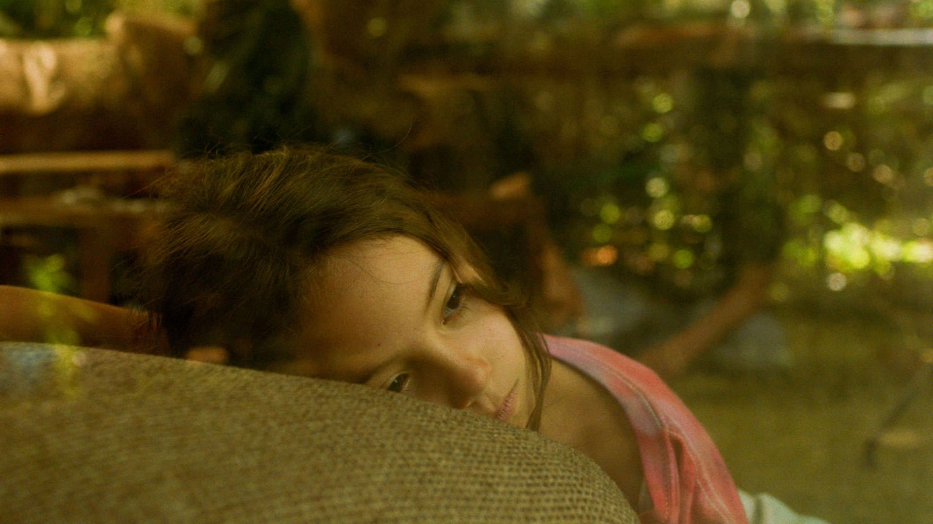 یک دختربچه در گوشه‌ای آرام گرفته است در نمایی از فیلم توتم به کارگردانی لیلا آویلس