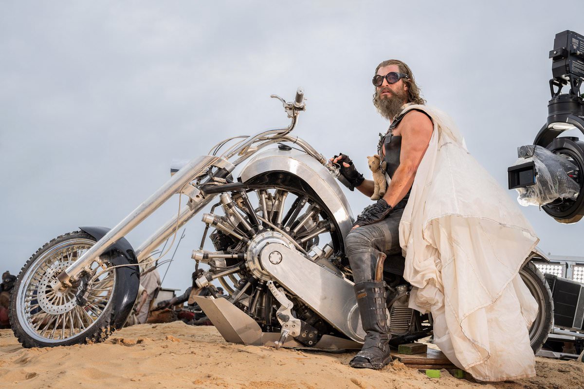 کریس همسورث در نقش جنگ‌سالار دمنتوس سوار موتور در فیلم Furiosa: A Mad Max Saga 