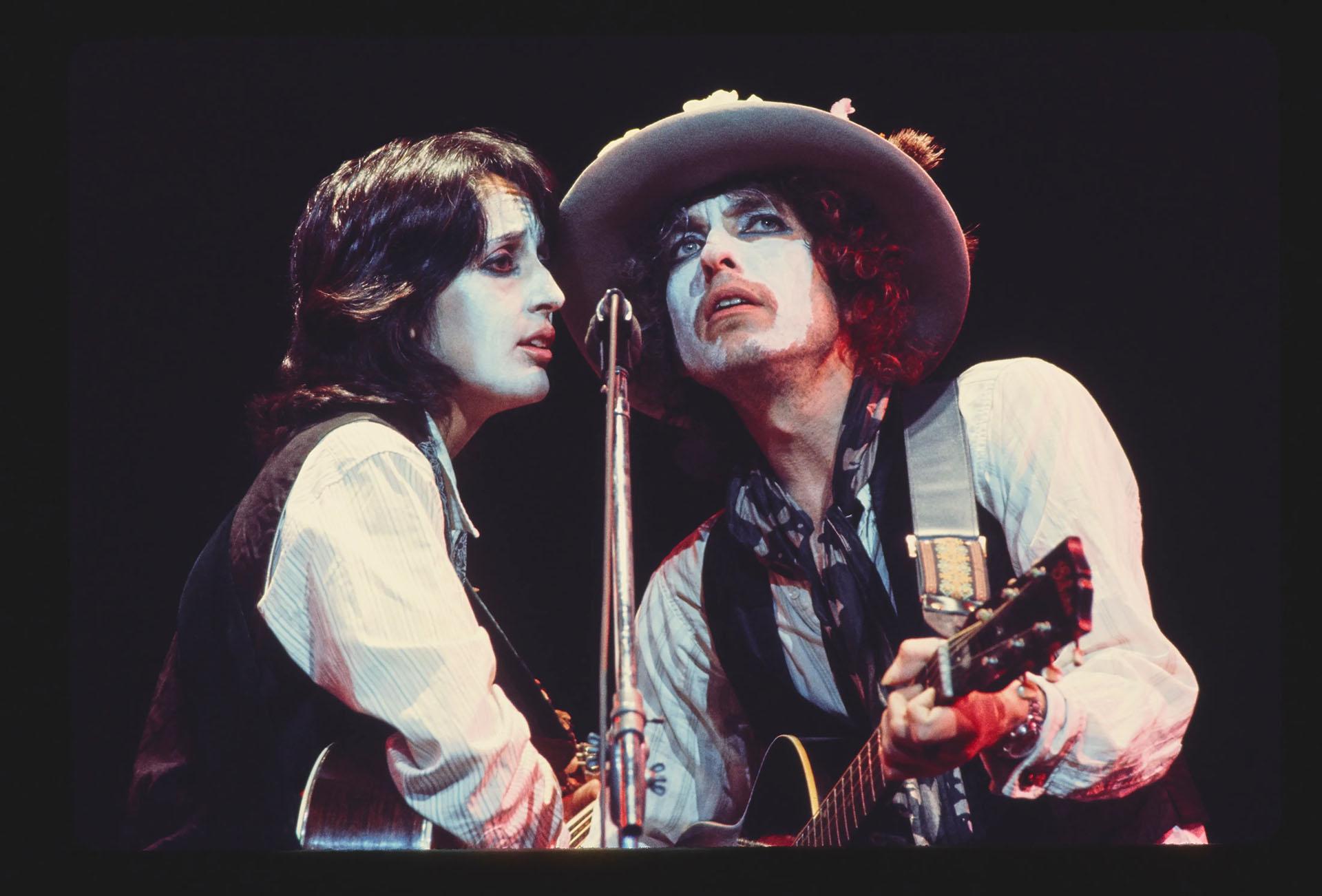 جوآن بائز و باب دیلن در تور جهانی Rolling Thunder Revue
