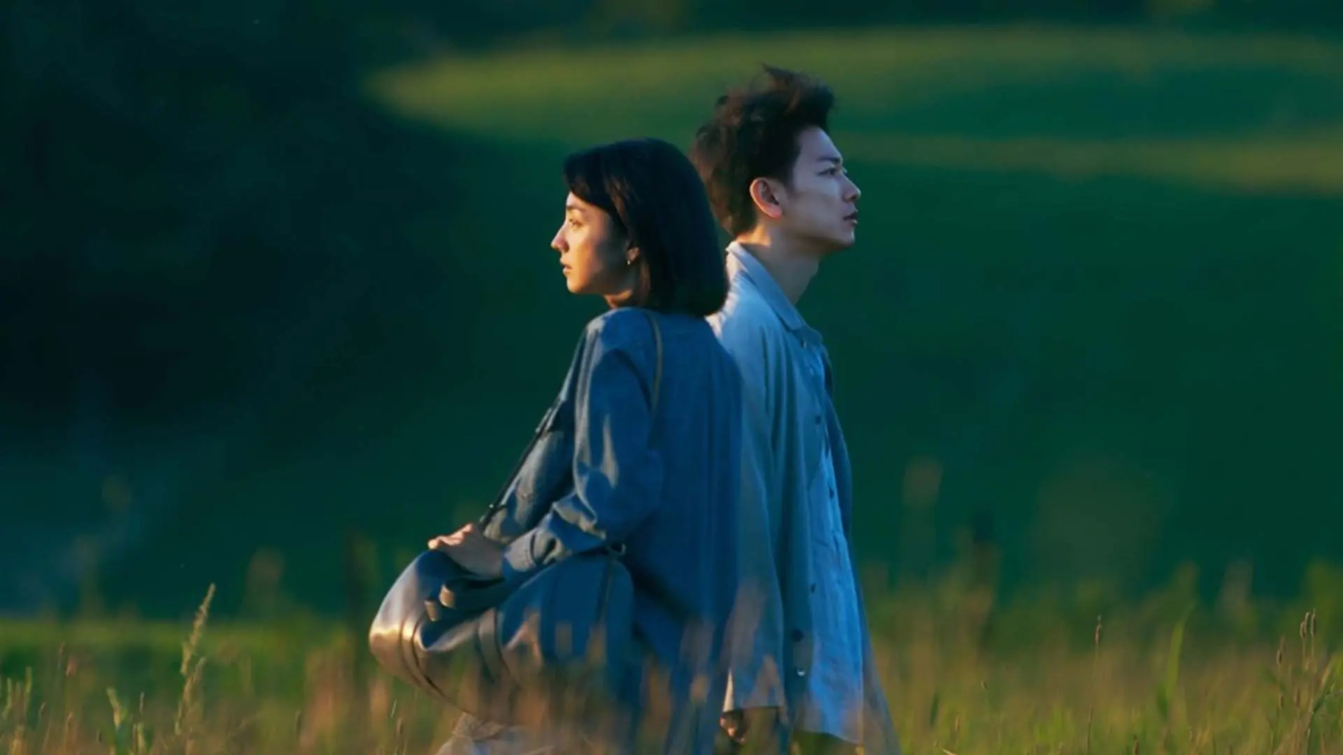 دو شخصیت سریال ژاپنی First Love در چمن‌زار